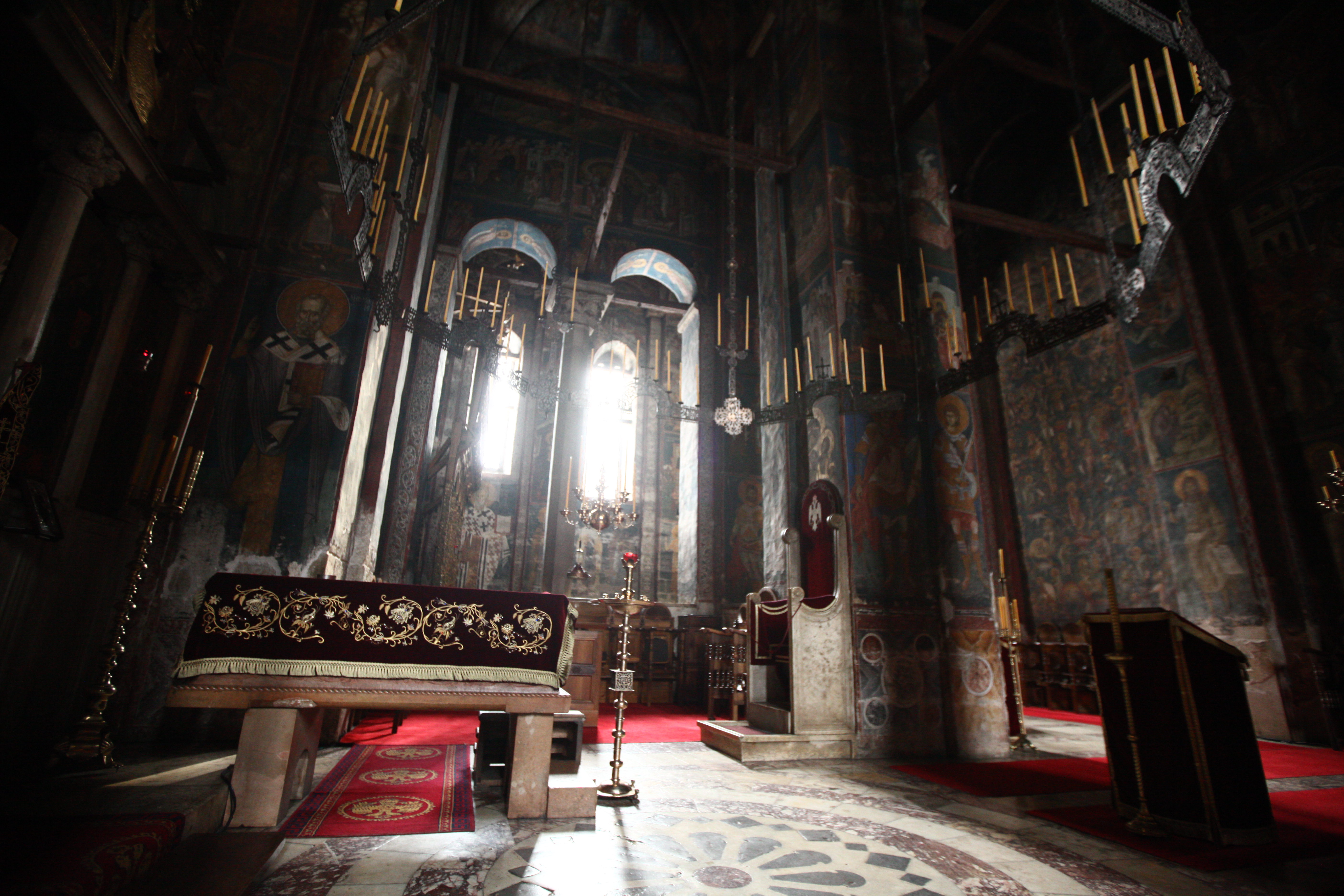 Decani 21.12.2011
Manastir Visoki Decani
Najvise napadan manastir na Kosovu, Kosovo, srpska bastina, unutrasnjost manastira.
NIN Reportaza broj 3184 
foto zoran loncarevic
