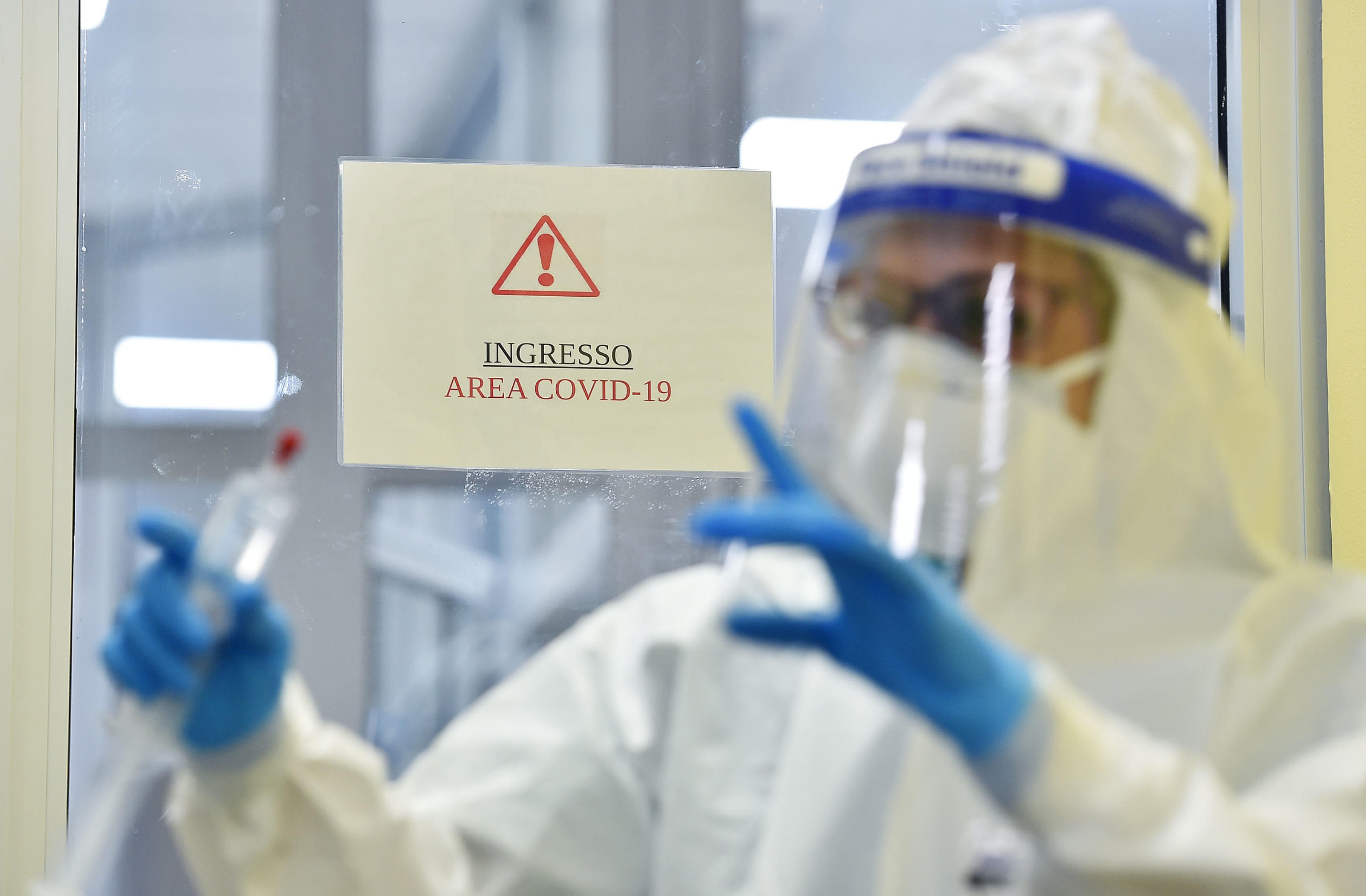 epa08812011 Patients and medical staff in the intensive care unit of Martini Hospital in Turin, 10 Nvember 2020.  EPA-EFE/Alessandro Di Marco