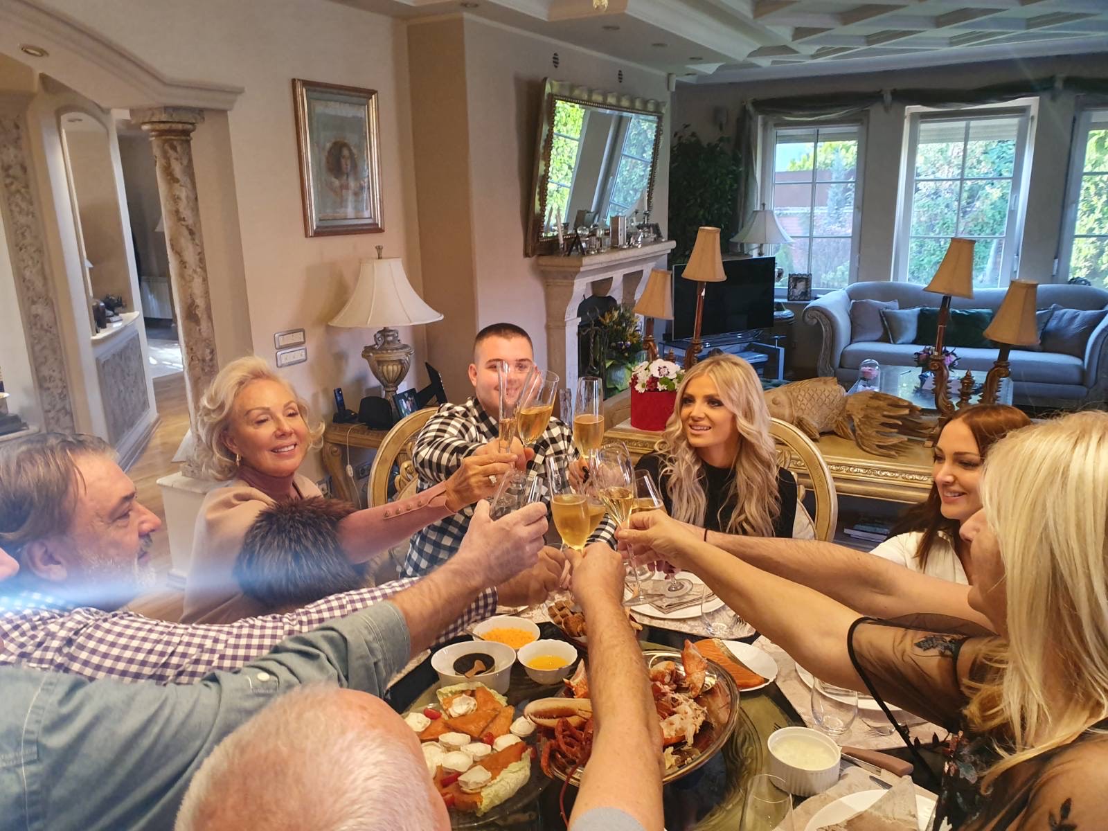 lepa brena sa porodicom u kuci