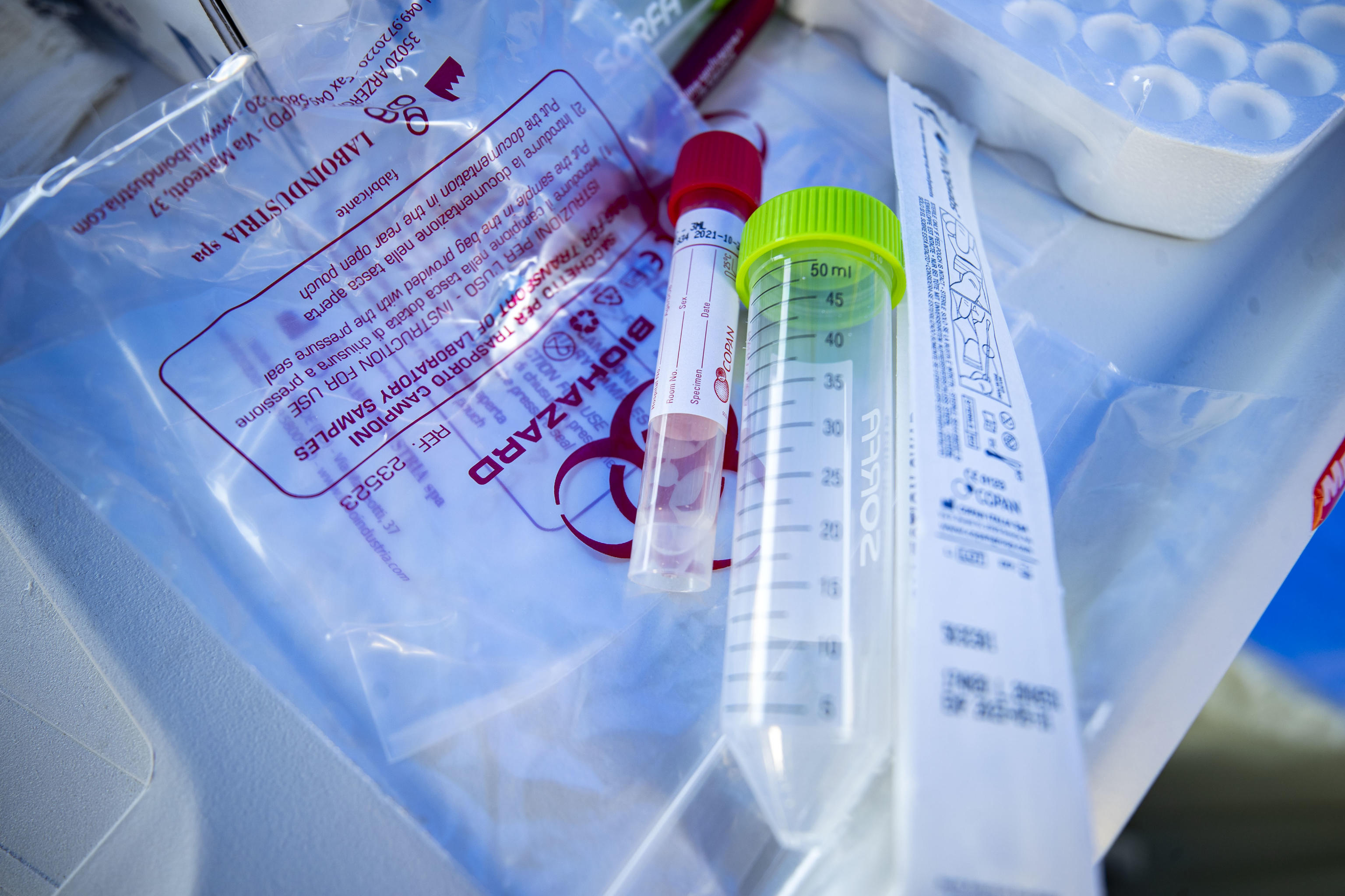 epa08631439 Health workers wearing overalls and protective masks perform swab tests at Via San Daniele del Friuli of the ASL Roma 1 health facilities in Rome, Italy, 28 August 2020.  EPA-EFE/MASSIMO PERCOSSI
