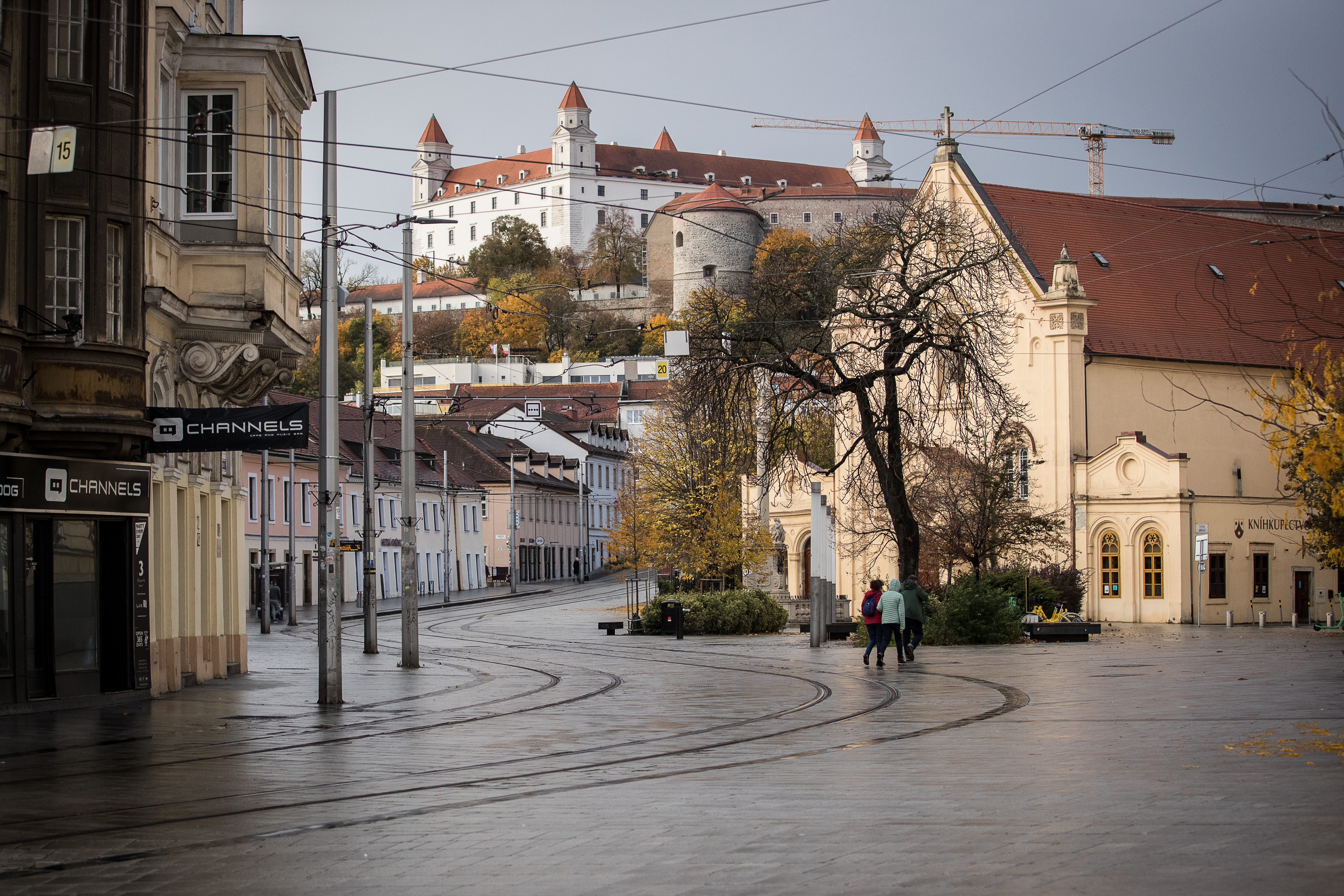 epa08788091 A view of the empty city center with the Bratislava Castle in Bratislava, Slovakia, 31 October 2020.  EPA-EFE/JAKUB GAVLAK