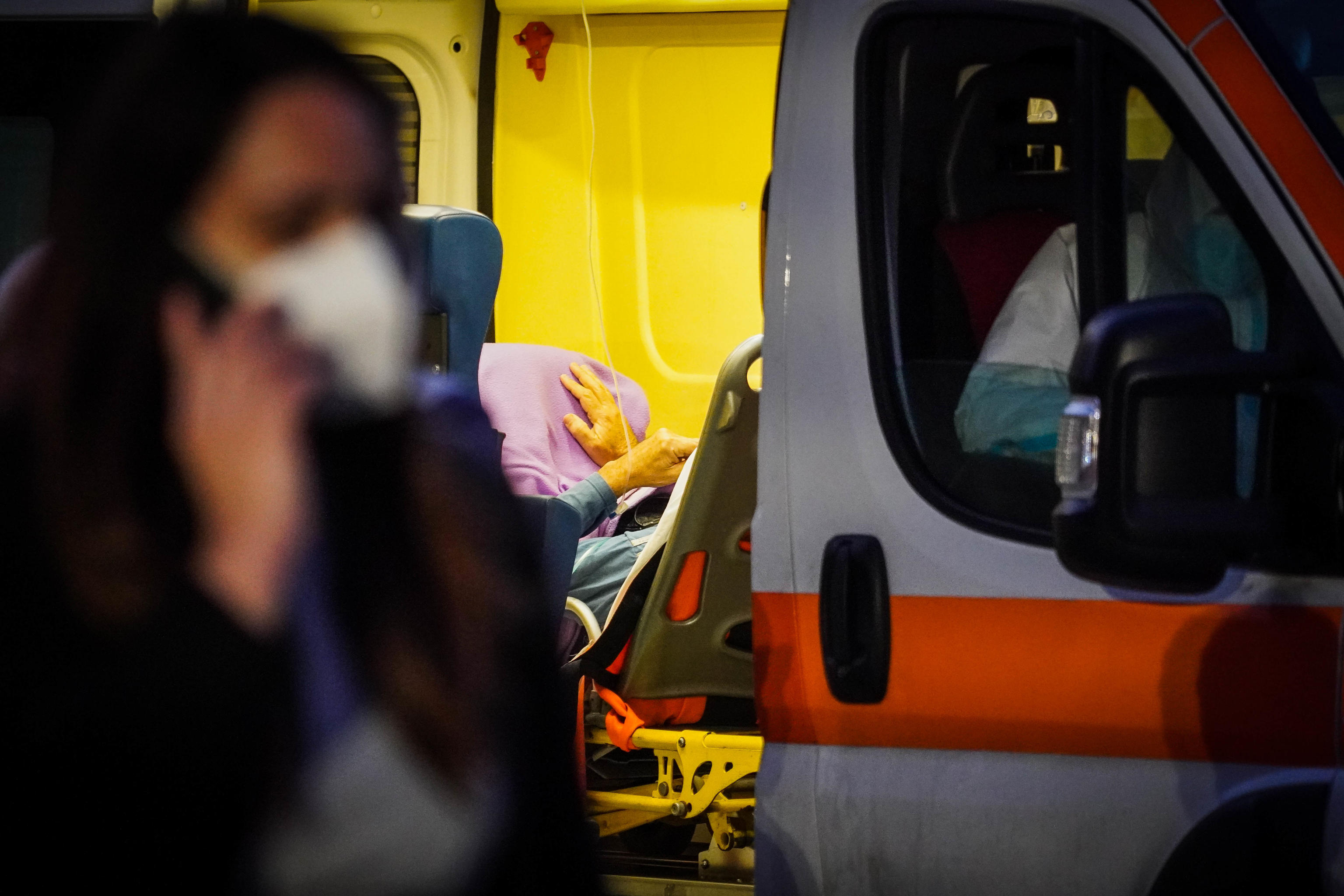 epa08813906 Health workers wait with a patient in a queue of Ambulances outside the San Leonardo Hospital in Castellammare di Stabia,  amid the second wave of coronavirus pandemic in Naples, Italy, 11 November 2020.  EPA-EFE/CESARE ABBATE