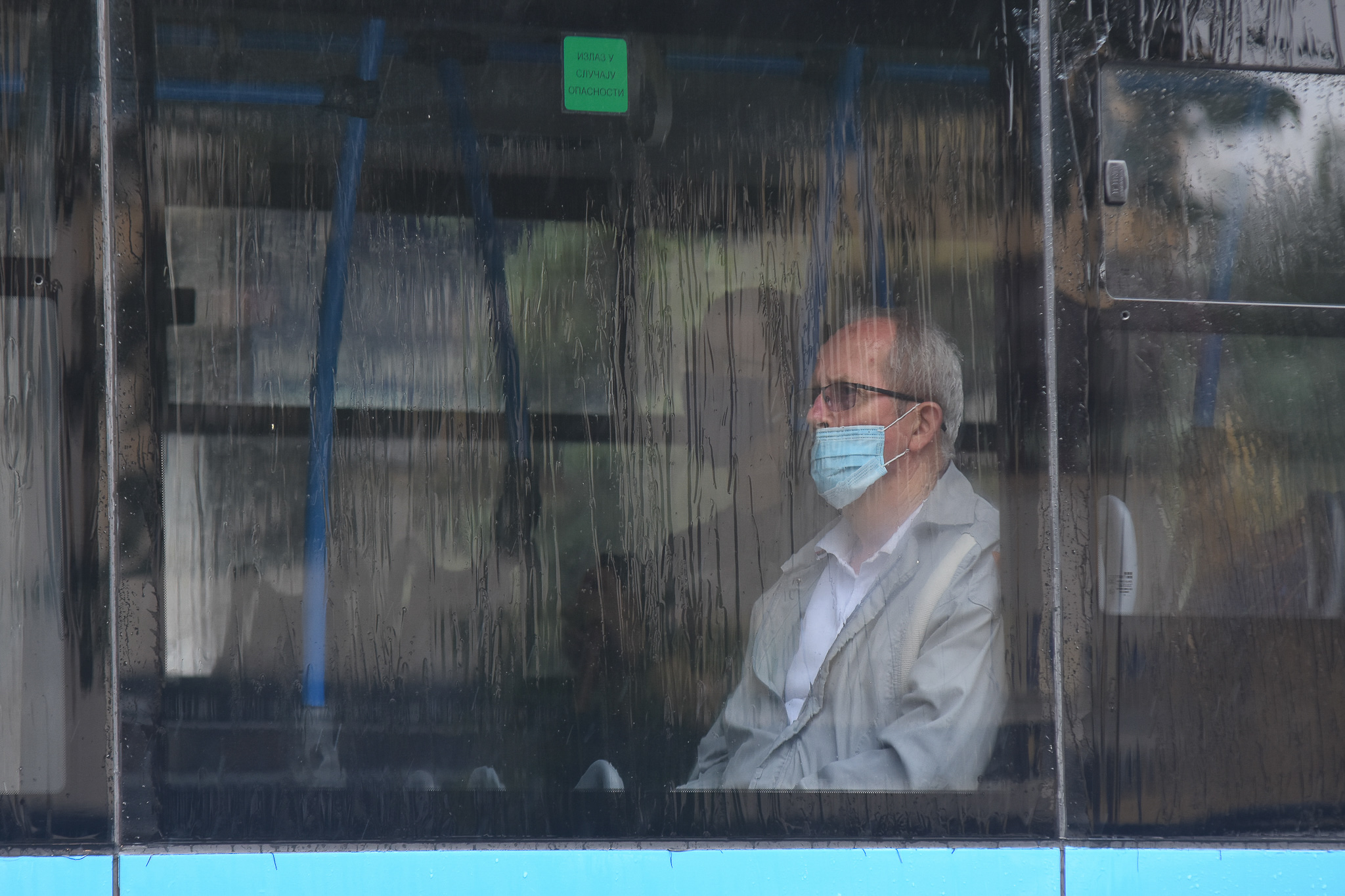 Novi Sad 17.07.2020 Virus korona, nove mere Vlade Srbije obavezno nošenje maski na otvorenom i u zatvorenom prostoru, koronavirus, kiša Foto: Nenad Mihajlović