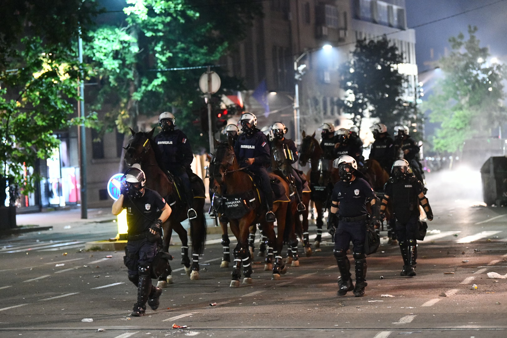 Beograd 08.07.2020. Protest, drugi dan demonstracija, haos, suzavac, paljenje, povređeni, policija Foto: Vladislav Mitić/Nova.rs