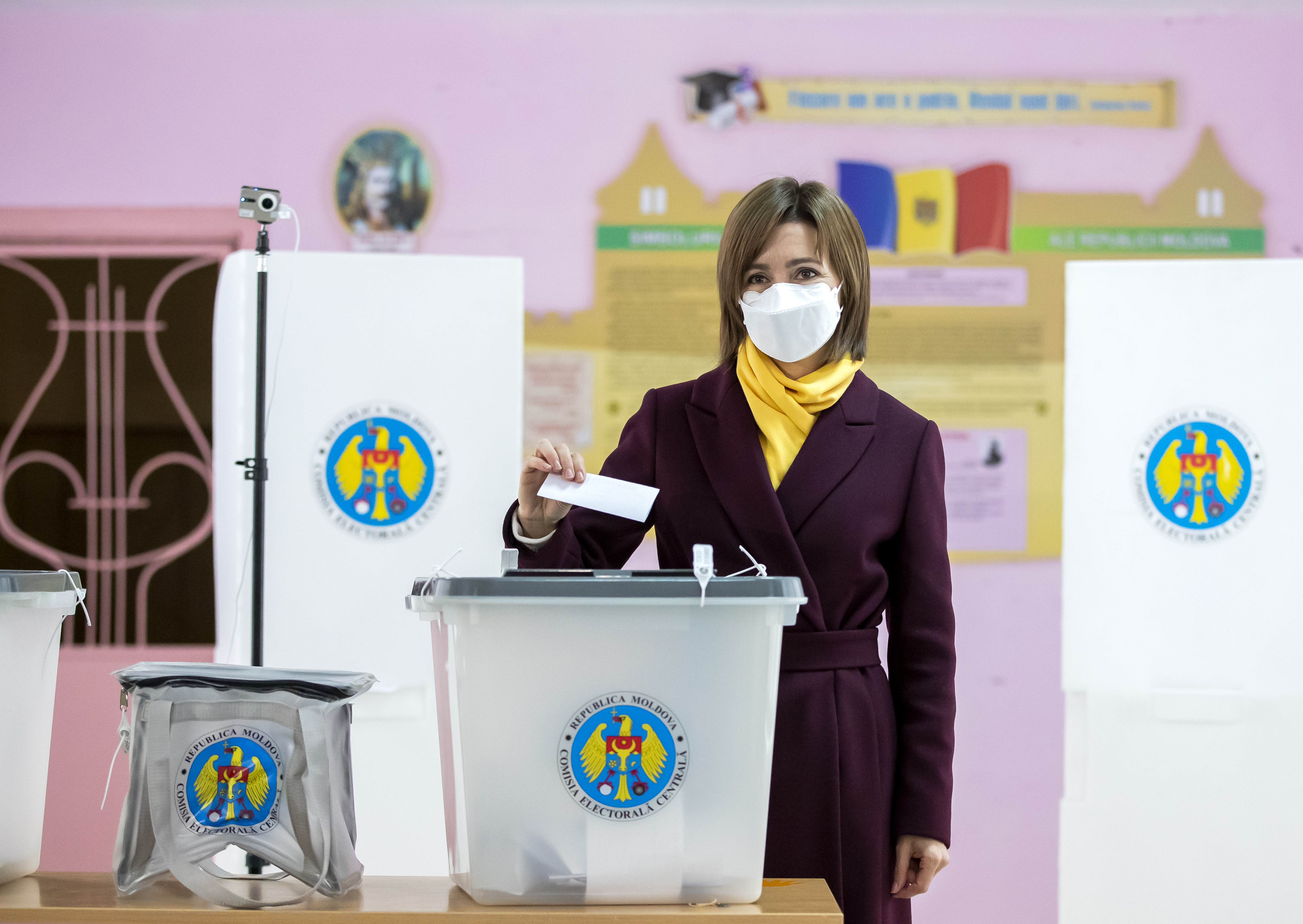 epa08821226 The leader of Action and Solidarity Party (PAS) Maia Sandu cast her ballot at a polling station during the second tour of presidential elections in Chisinau, Moldova, 15 November 2020.  EPA-EFE/DUMITRU DORU