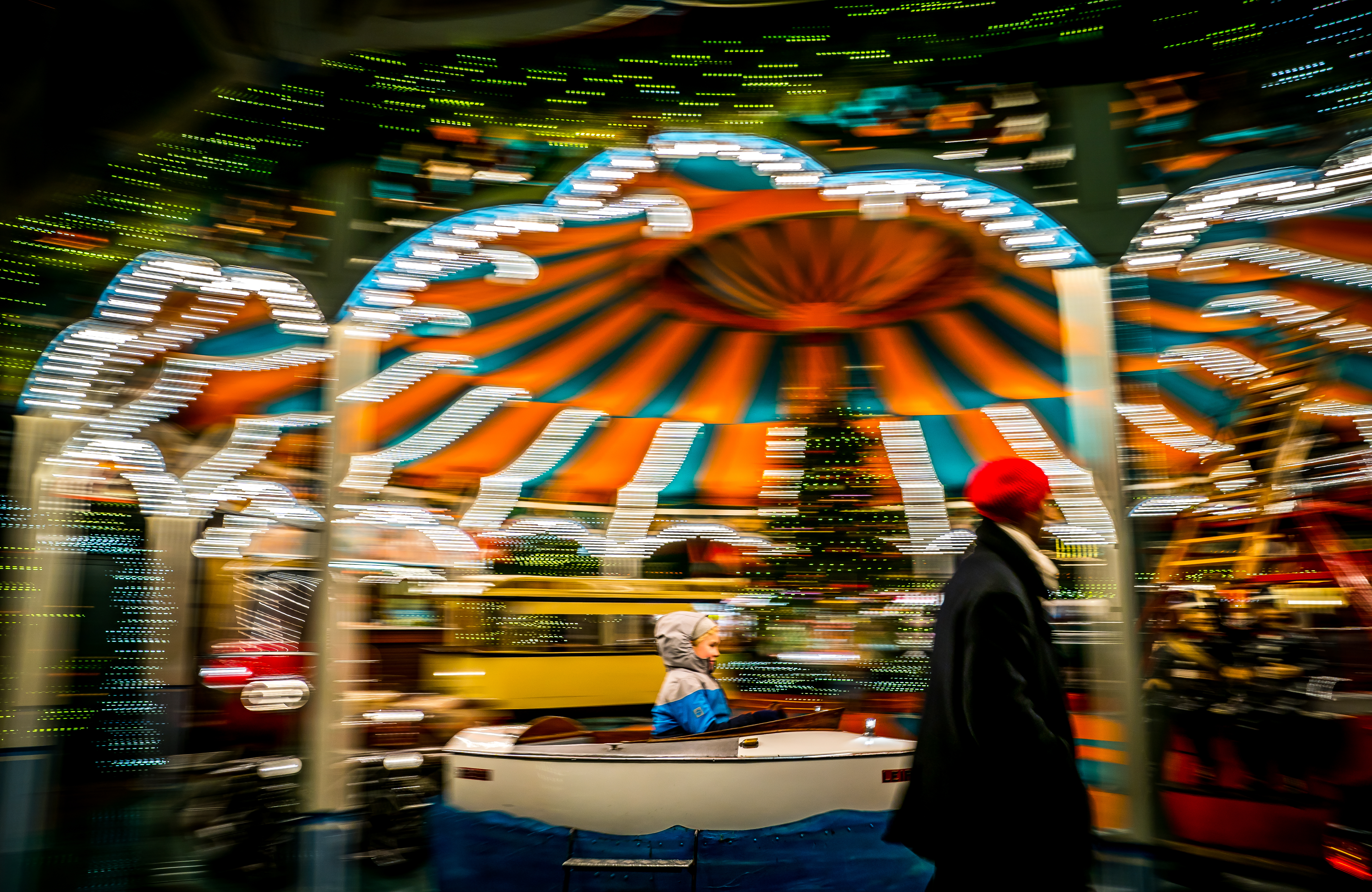 epaselect epa06356393 A visitor walks next to carousel at the Christmas Market in front of the City Hall of Hamburg, in Hamburg, Germany, 28 November 2017.  EPA-EFE/SRDJAN SUKI