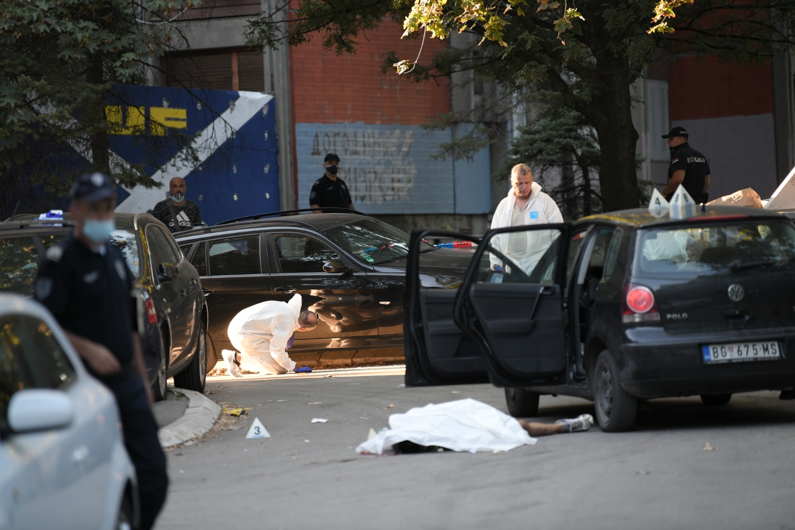 Beograd 05. septembar 2020. Jedna osoba ubijena je, dok je druga tesko ranjena u obracunu koji se oko 17 sati dogodio u Bulevaru Oslobodjenja 104 na Banjici u Beogradu, pucnjava, ubistvo, ranjavanje, uvidjaj, policija, fotenzika Foto:Dragan Mujan/Nova.rs