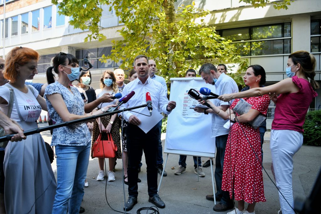 beograd 21.08.2020 konferencija za novinare, ispred zgrade RTS Miroslav Aleksić iznosi tvrdnje protiv telekoma