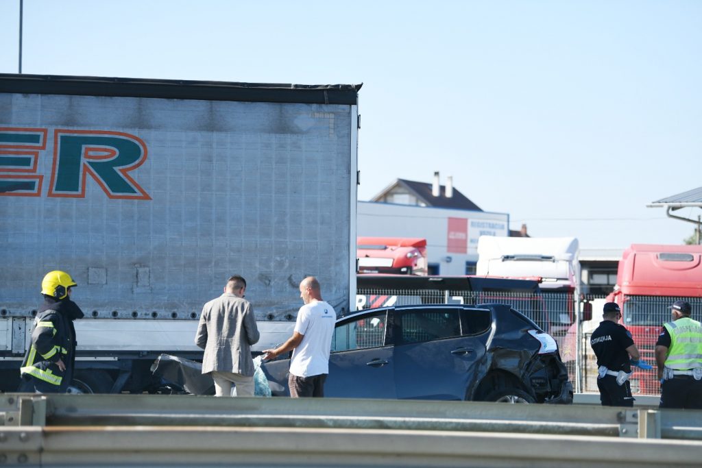 Beograd 09.09.2020. Saobraćajna nesreća, udes, sudar, automobil, kamion, šleper, petlja, Dobanovci Foto: Vesna Lalić/Nova.rs