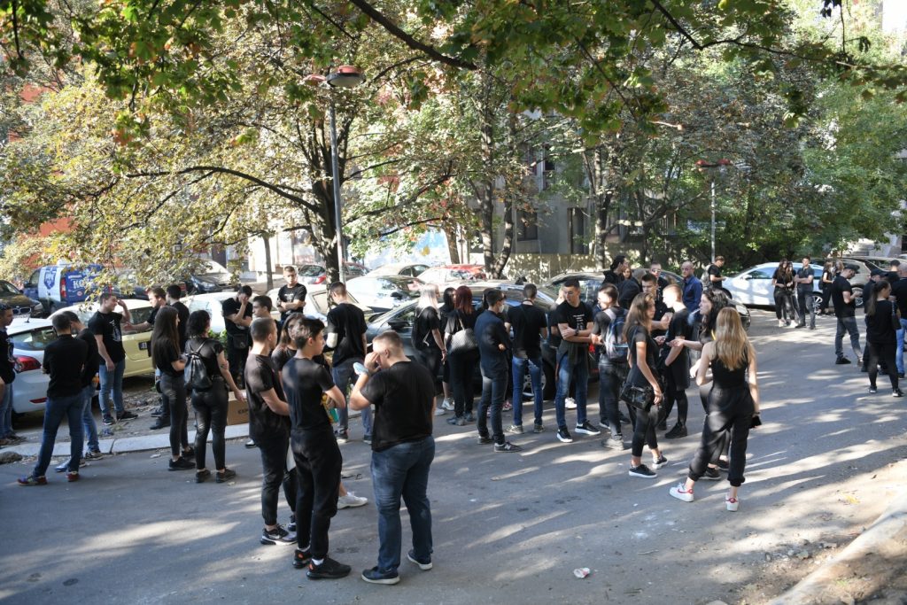Beograd 11. septembar 2020. Banjica protest, zbog ubistva mladica. Prijatelji ubijenog Filipa L. (18) okupili su se jutros na Banjici u Bulevaru oslobodjenja kako bi skrenuli paznju drzave na obračcne u kojima stradaju deca Foto:Dragan Mujan/Nova.rs
