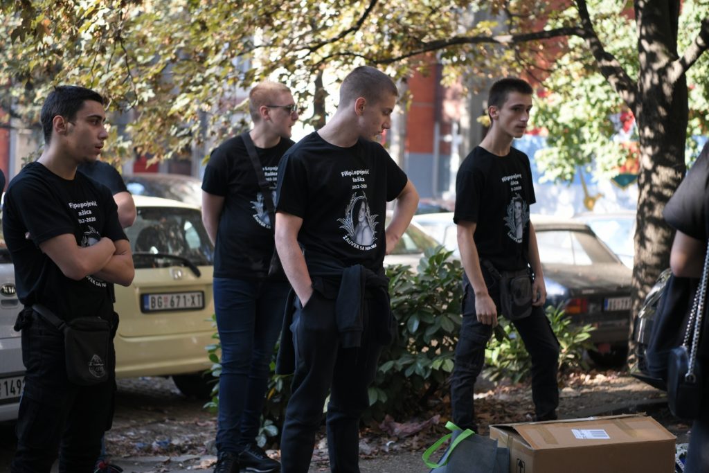 Beograd 11. septembar 2020. Banjica protest, zbog ubistva mladica. Prijatelji ubijenog Filipa L. (18) okupili su se jutros na Banjici u Bulevaru oslobodjenja kako bi skrenuli paznju drzave na obračcne u kojima stradaju deca Foto:Dragan Mujan/Nova.rs
