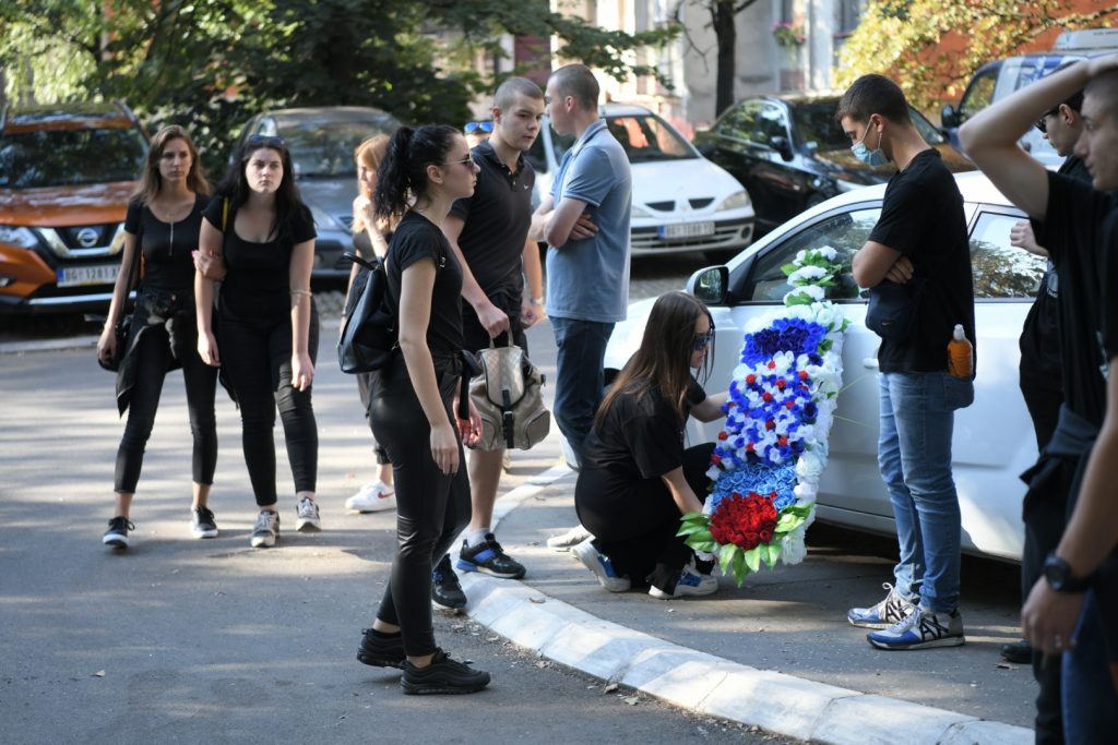 Beograd 11. septembar 2020. Banjica protest, zbog ubistva mladica. Prijatelji ubijenog Filipa L. (18) okupili su se jutros na Banjici u Bulevaru oslobodjenja kako bi skrenuli paznju drzave na obračcne u kojima stradaju deca Foto:Dragan Mujan/Nova.rs