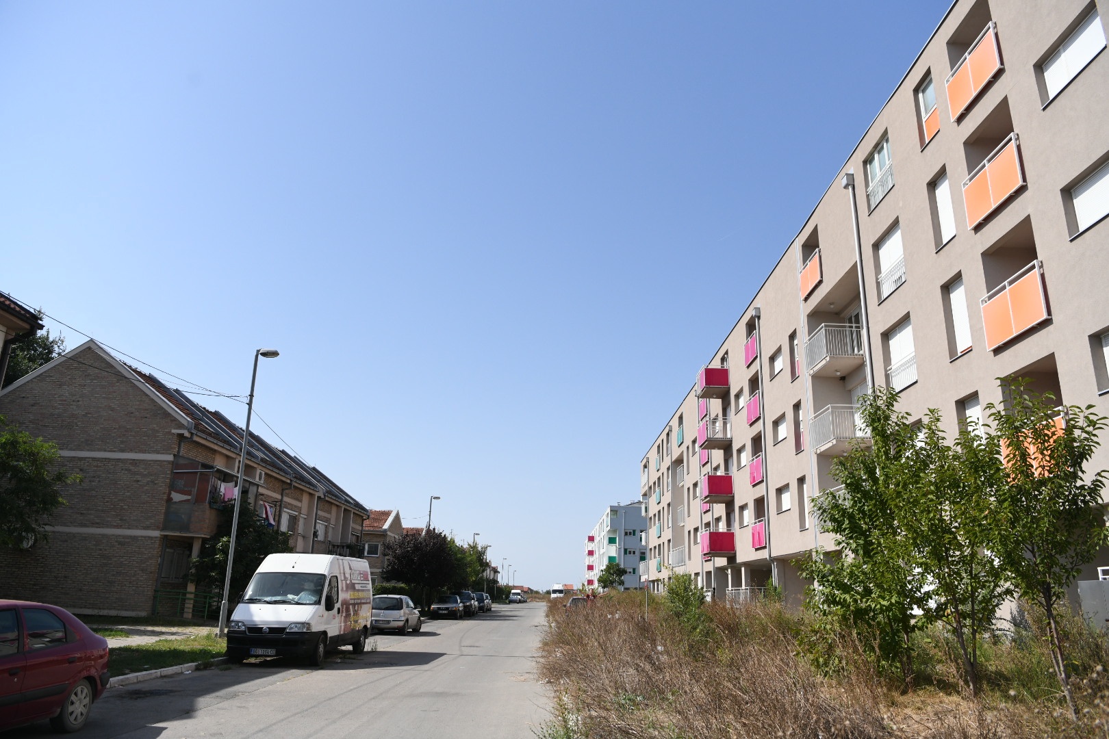 BEOGRAD 31.08.2020 Naselje Kamendin, Zemun polje, ulica Dušana Mađarčića, neuseljene zgrade koje su uništene i pokradene foto:Vesna Lalić/Nova.rs