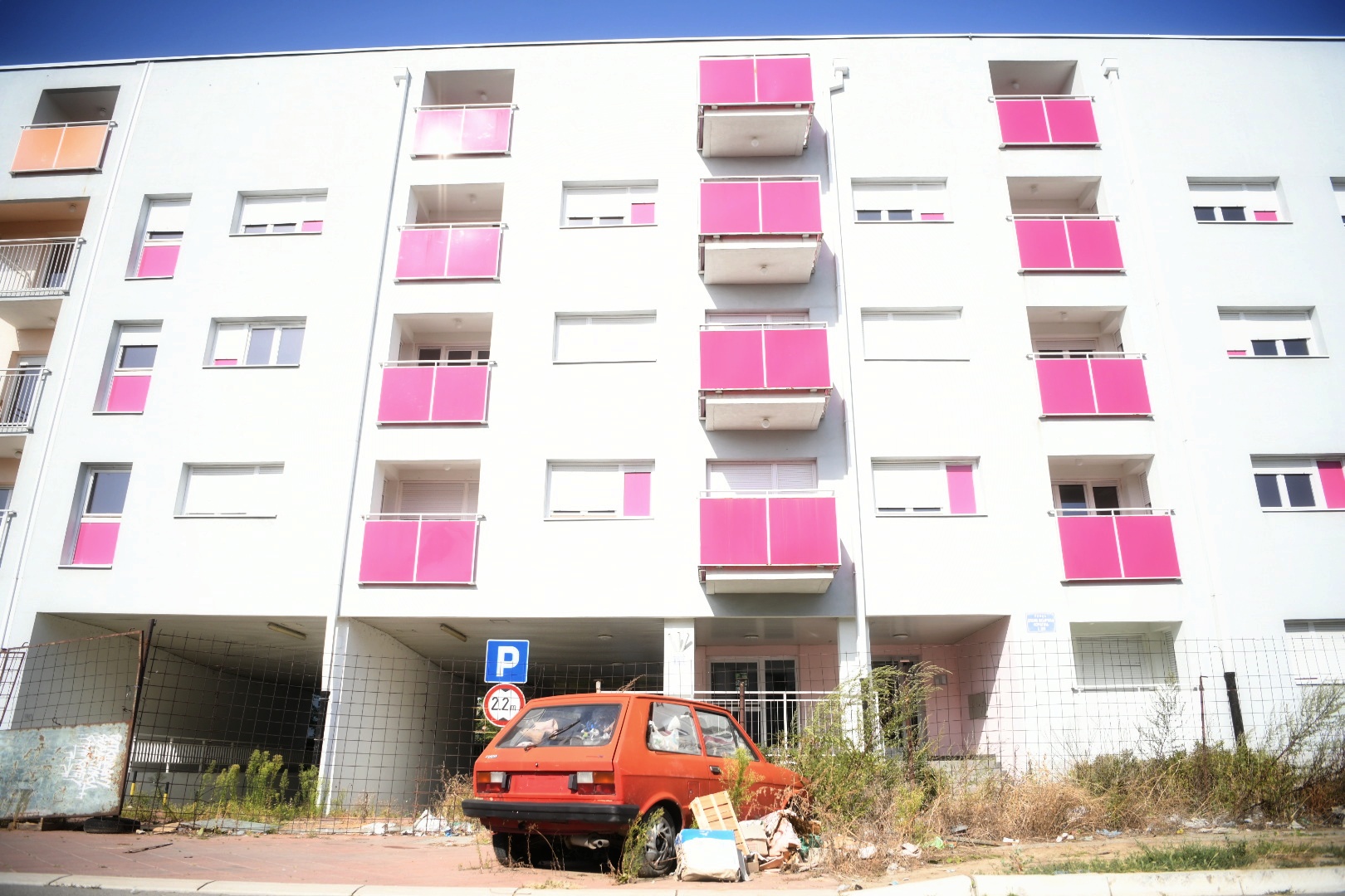 BEOGRAD 31.08.2020 Naselje Kamendin, Zemun polje, ulica Dušana Mađarčića, neuseljene zgrade koje su uništene i pokradene foto:Vesna Lalić/Nova.rs