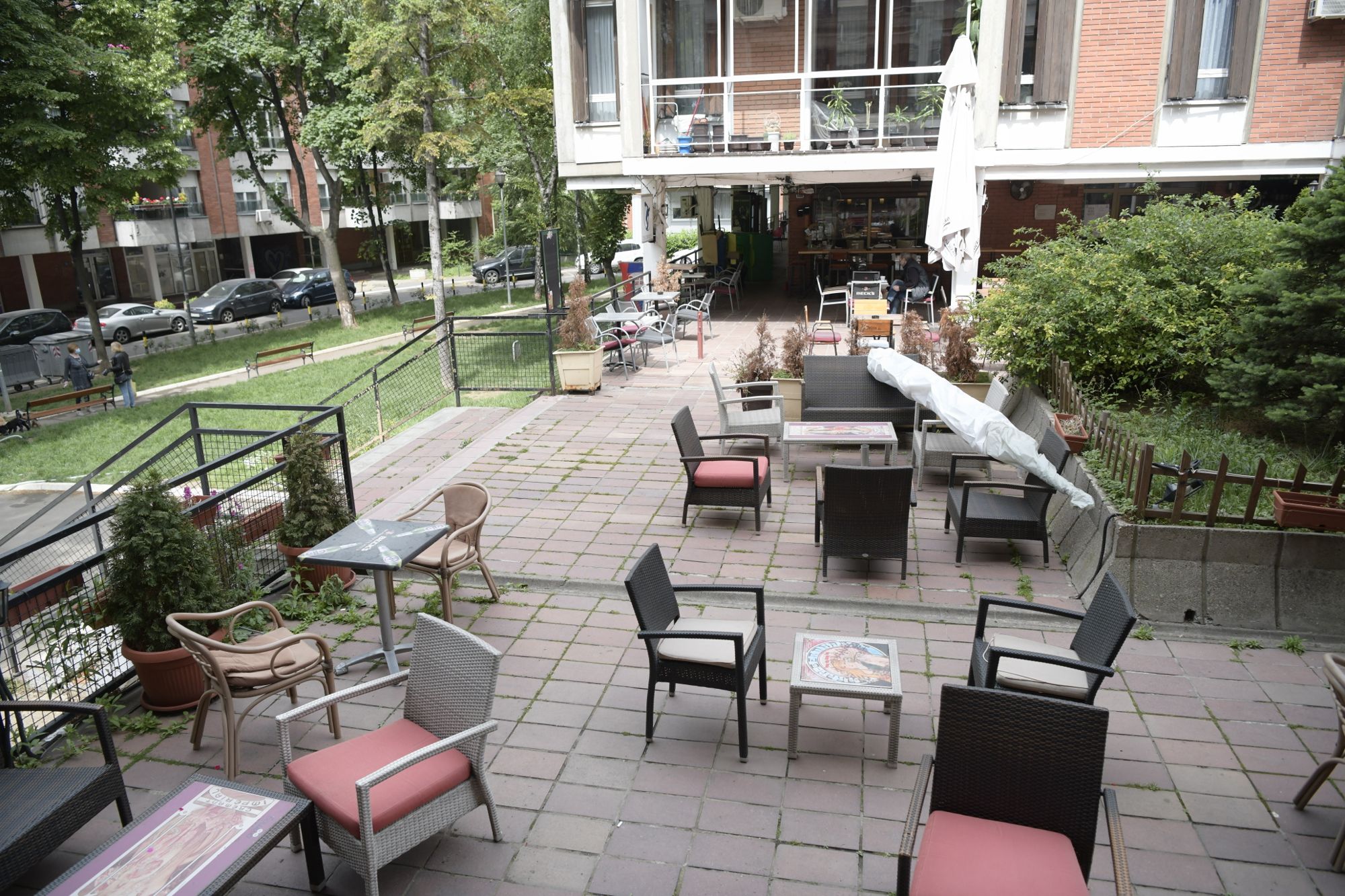 Beograd 15.05.2020. Kafić u kome su prebijeni advokat Goran Petronijević i sudija u penziji Novica Peković. Kafić, Vračar, bašta kafića Foto: Goran Srdanov/Nova.rs