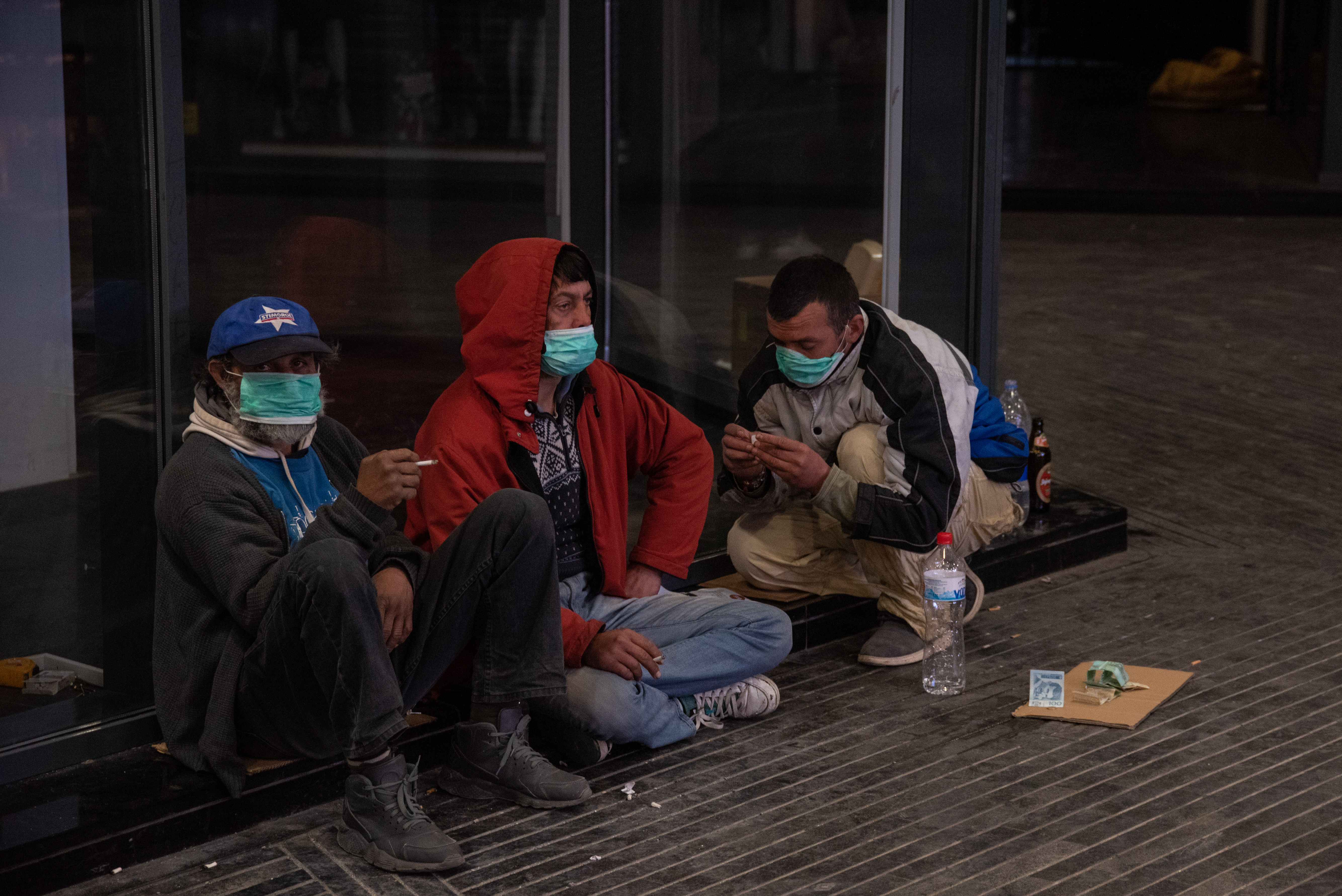 Beograd 04.04.2020. Beskućnici, beskućnik, klošari, klošar, podzemni prolaz, vanredno stanje, policijski čas, hrana, koronavirus Foto: Dragan Mujan/Nova.rs