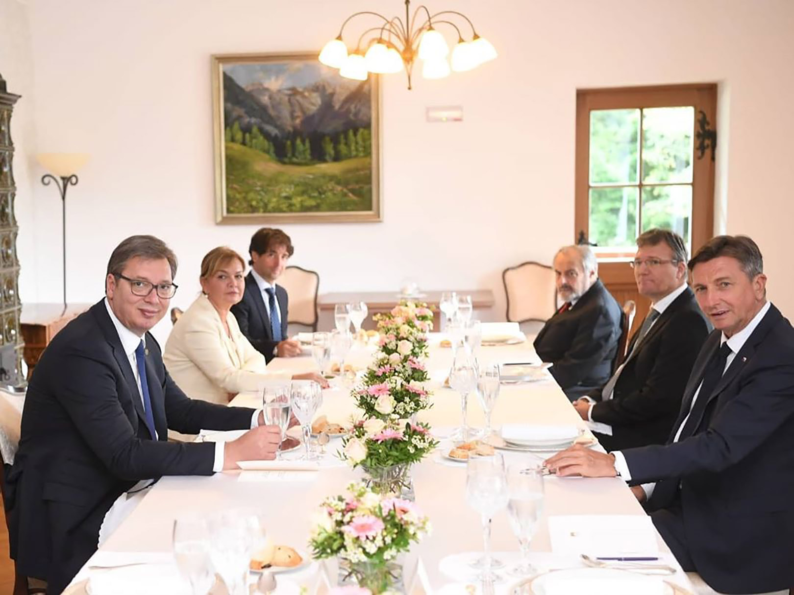 Bled, 31. avgusta 2020 - Predsednik Republike Srbije Aleksandar Vucic prisustvuje rucku koji organizuje predsednik Republike Slovenije Borut Pahor.TANJUG/ INSTAGRAM/ BUDUCNOSTSRBIJEAV/bs/ fotografija niske rezolucije