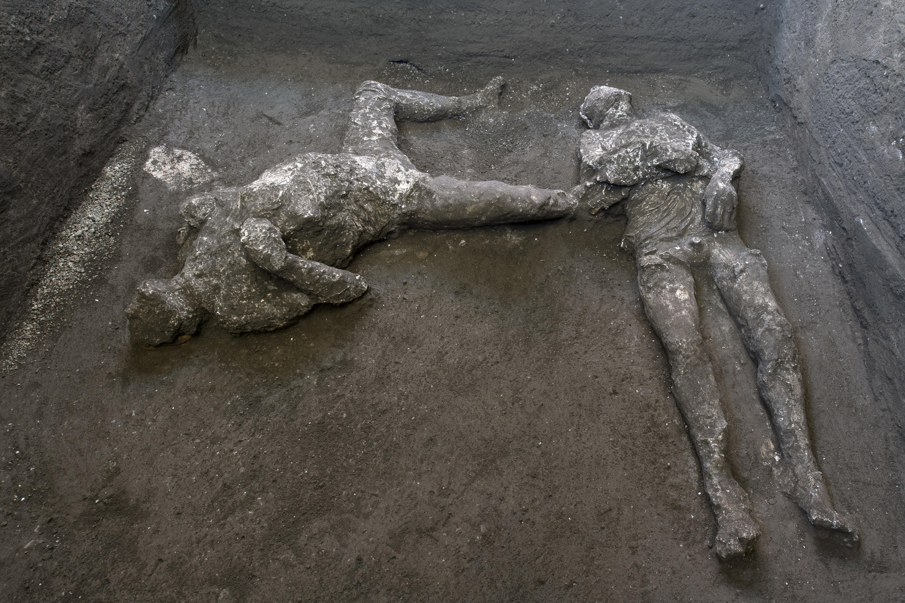 Pompeja, Pompeii returns the integral bodies of two fugitives