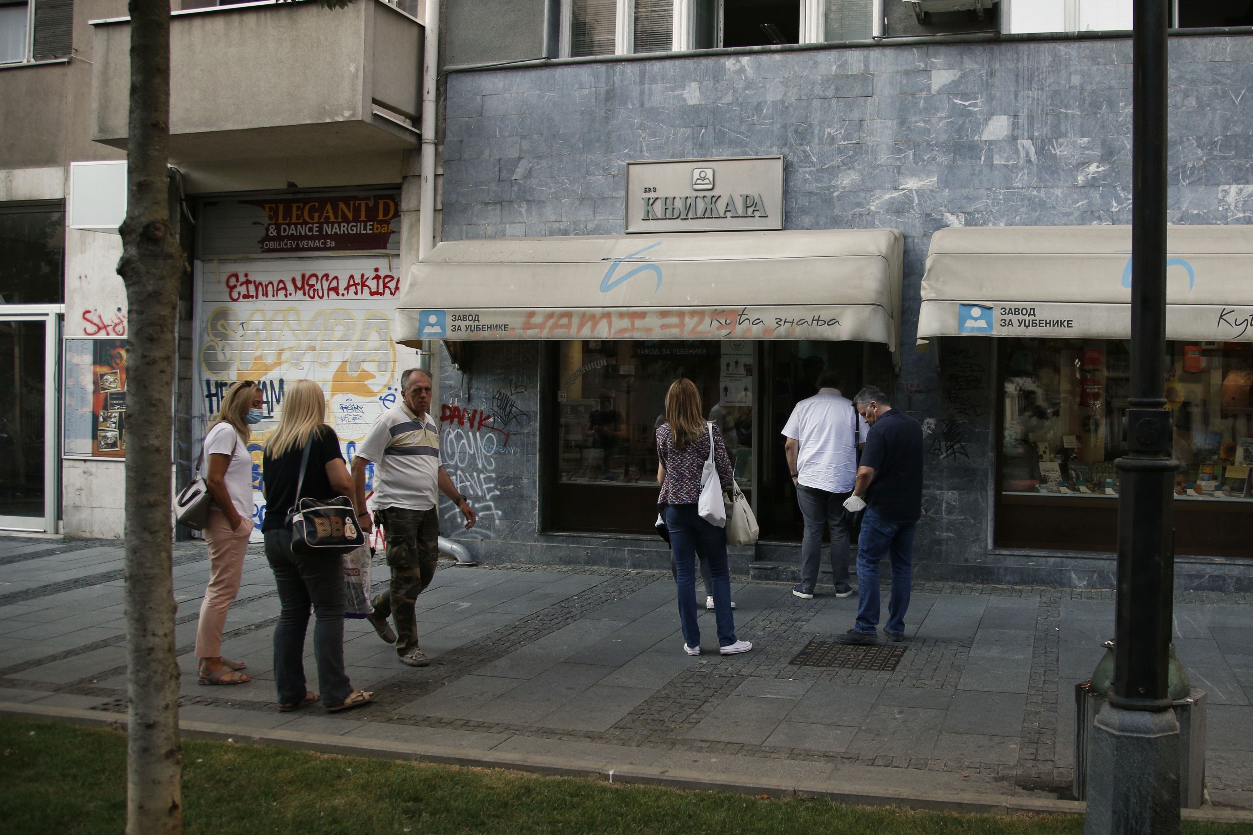 Beograd, 8. septembra 2020. -  Gradjani stoje u redu ispred Zavoda za udzbenike. FOTO TANJUG/ NIKOLA ANDJIC / an