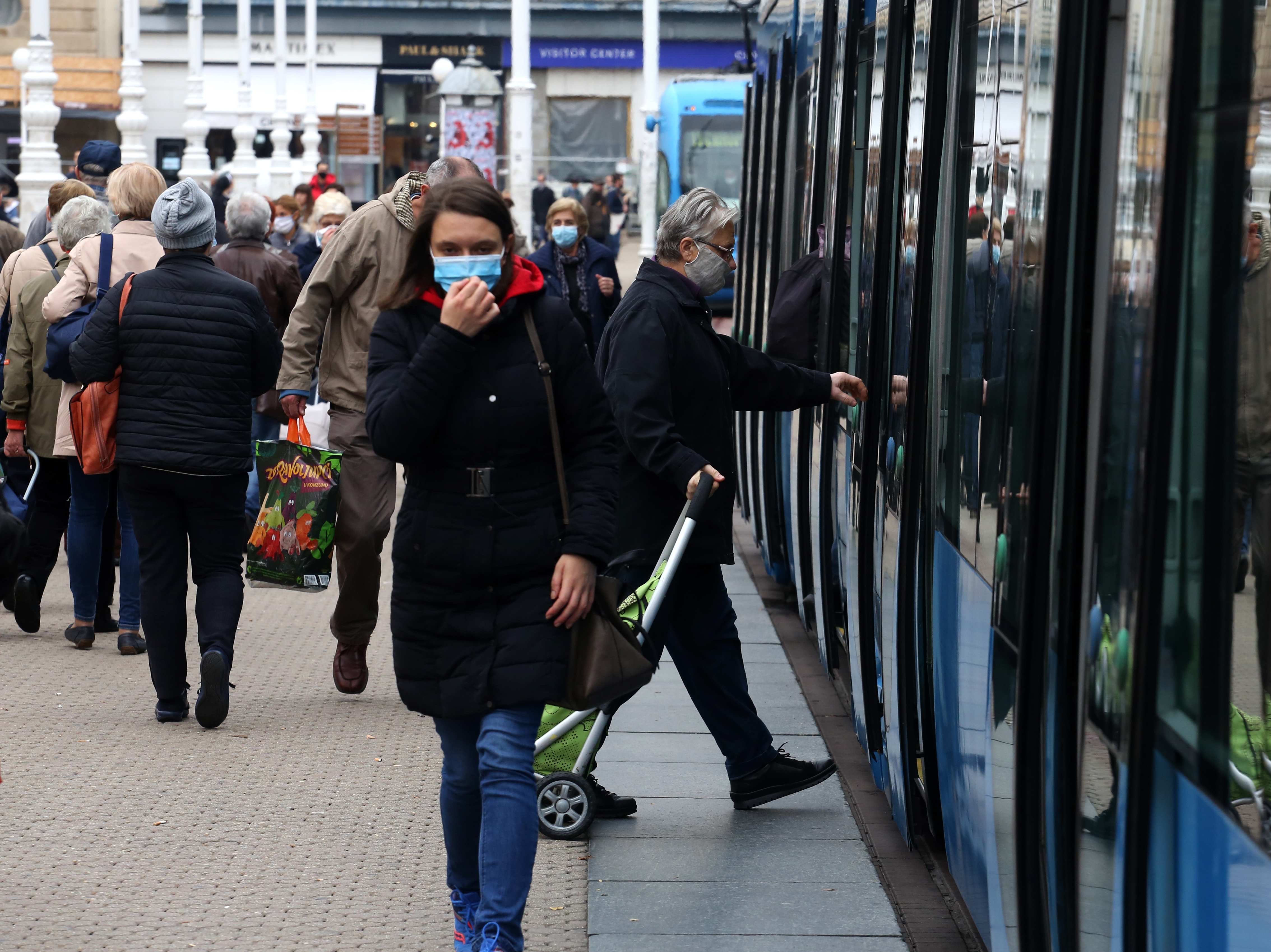 epa08749808 Citizens wear protective face masks in Zagreb, Croatia, 16 October 2020. Croatia reports 1131 new positive coronavirus cases.  EPA-EFE/ANTONIO BAT