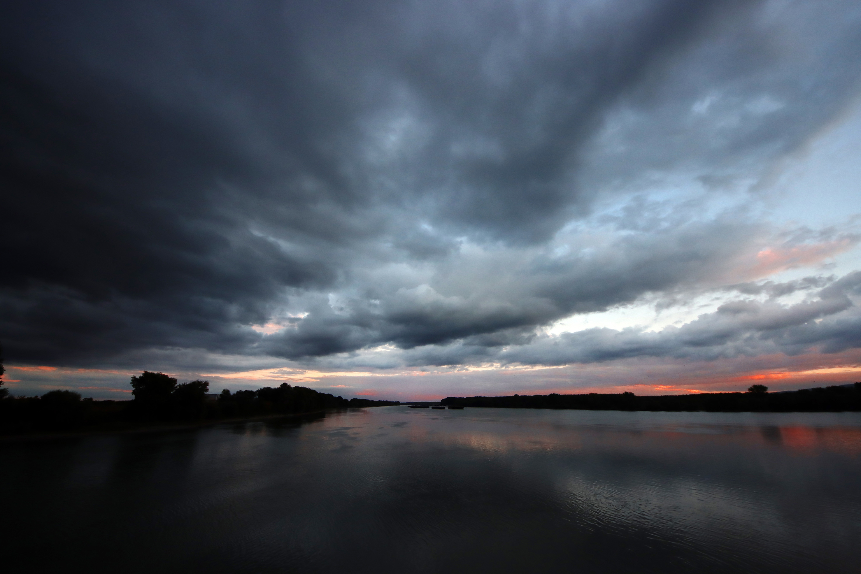 Novi Sad, 29. septembra 2020. - Oblaci nad Novim Sadom u smiraj dana. FOTO TANJUG / JAROSLAV PAP / an