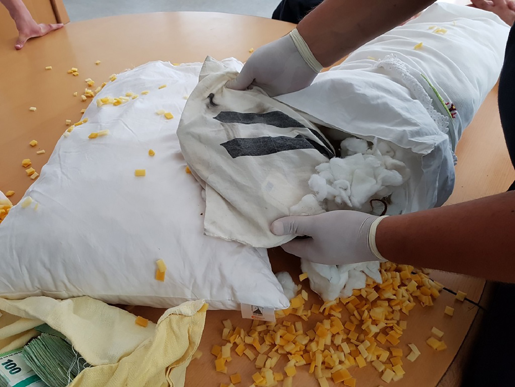 Horgoš 11.07.2020. Šverc, krijumčarenje, 400 hiljada evra, 400000 evra, eura evri, euri, jastuk, jastuci Foto: Uprava carina