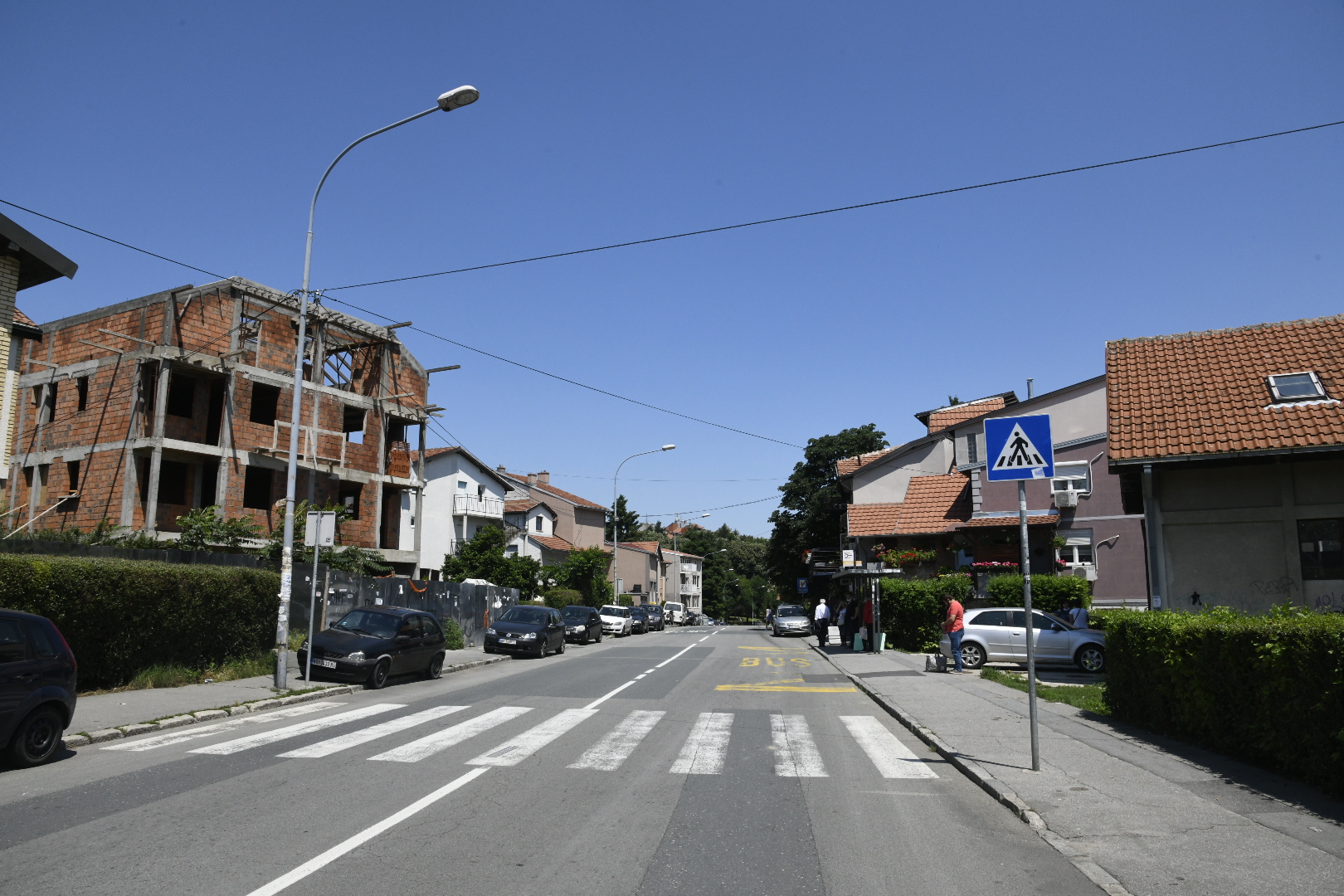 Beograd, 24.06.2020. Petlovo brdo, Meštani, Ulica i pešački, Bus stanica koju je obilazio ubica, Kontejner u koji je udarilo dete Foto: Nemanja Jovanović/Nova.rs