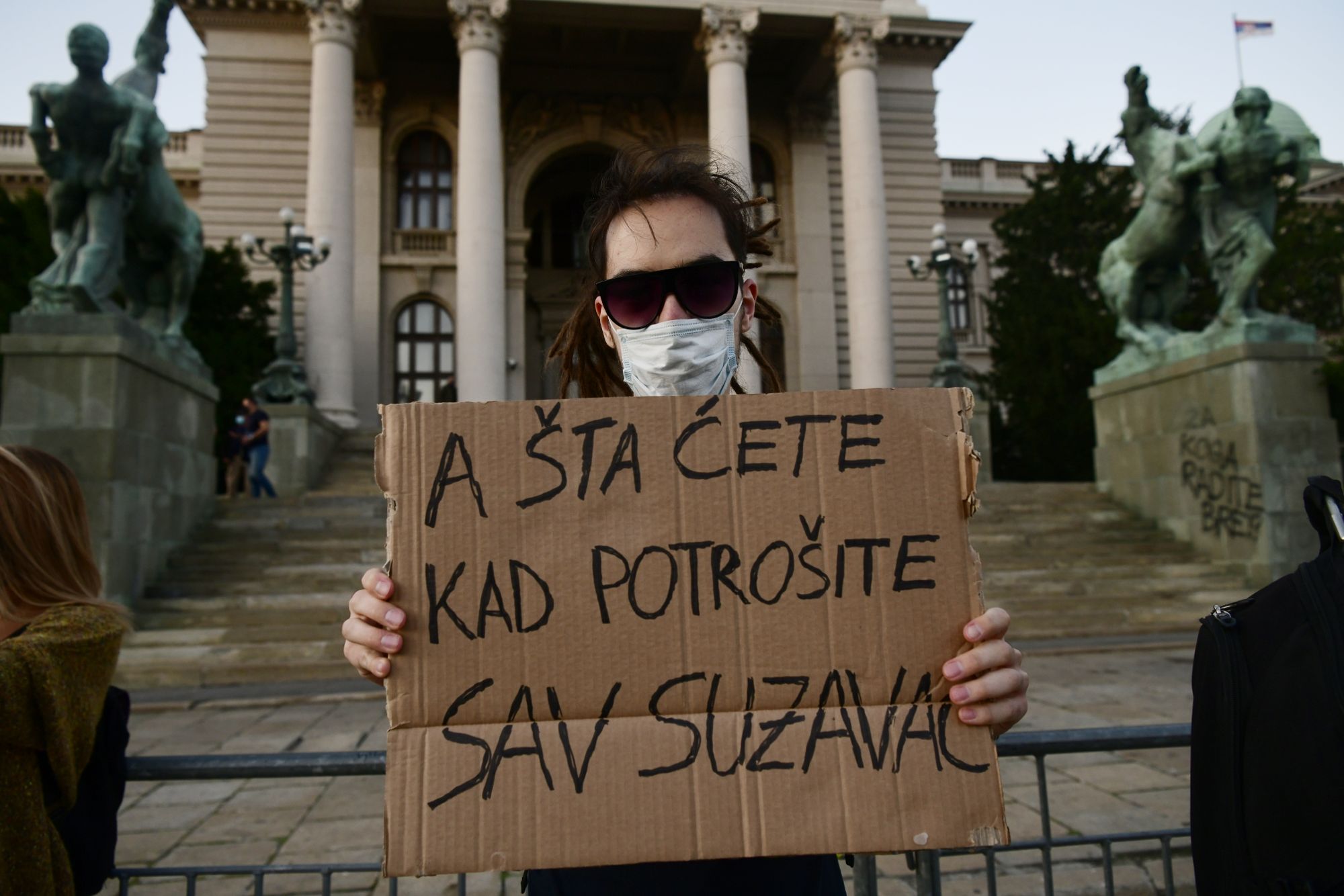 Beograd 13. jul 2020. Sedmi dan protesta ispred Skupstine Srbije mladic drug od uhapsenog Foto:Goran Srdanov/Nova.rs
