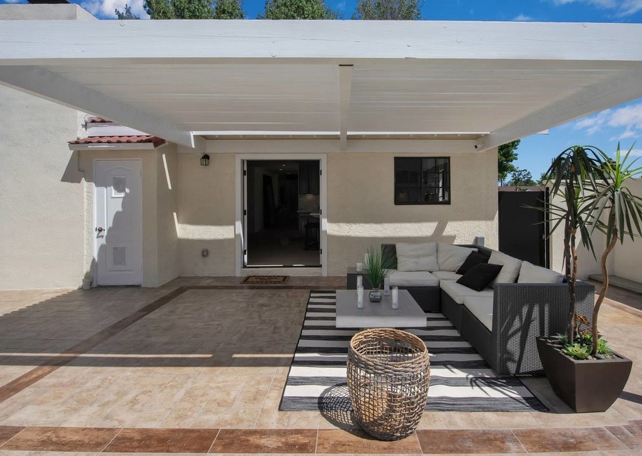 Jennifer Lopez and Alex Rodriguez have splashed out $1.4m on a small cottage in the Los Angeles of suburb of Encino in the San Fernando Valley.