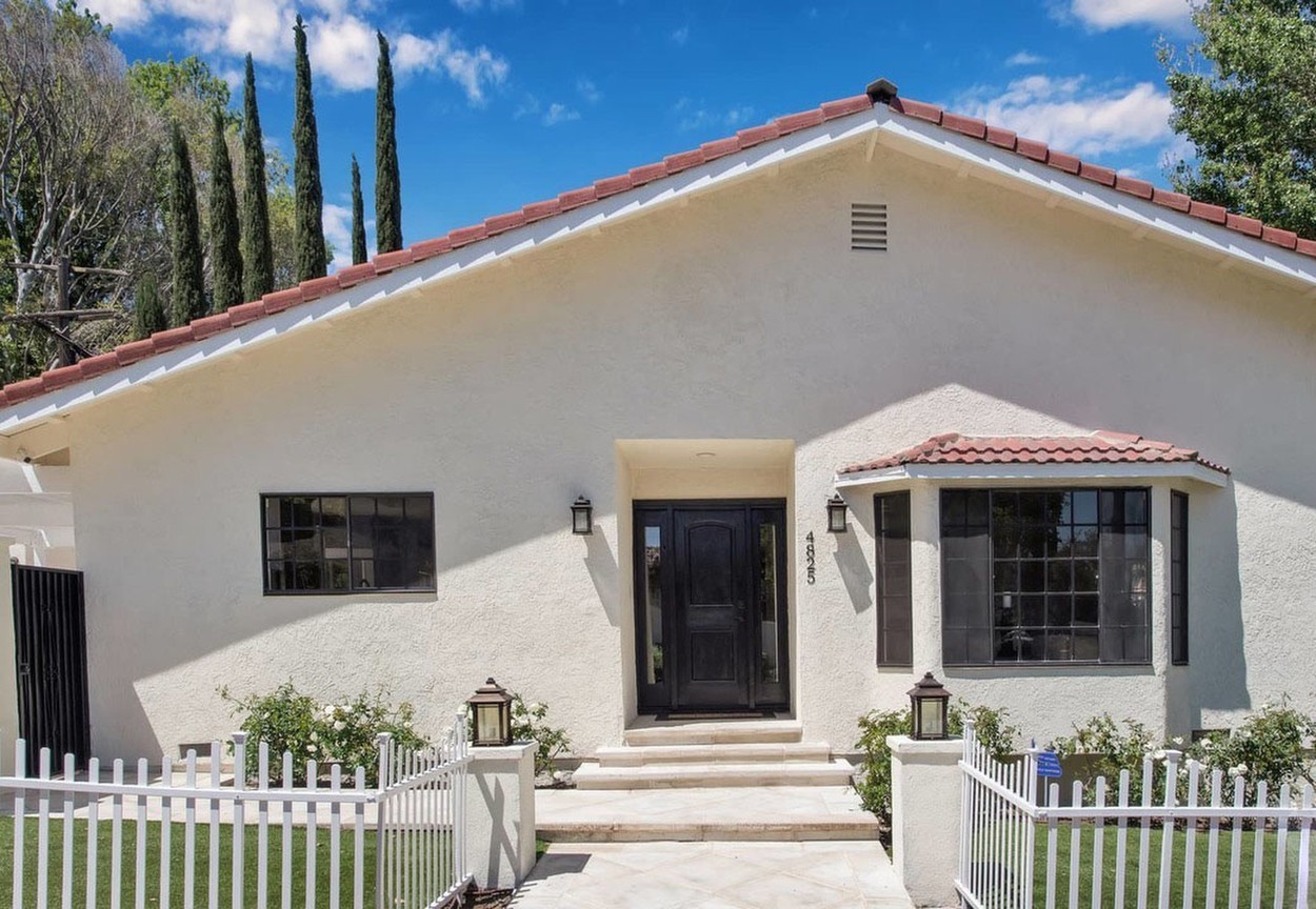 Jennifer Lopez and Alex Rodriguez have splashed out $1.4m on a small cottage in the Los Angeles of suburb of Encino in the San Fernando Valley.