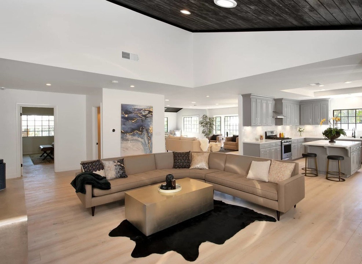 Jennifer Lopez and Alex Rodriguez have splashed out $1.4m on a small cottage in the Los Angeles of suburb of Encino in the San Fernando Valley.