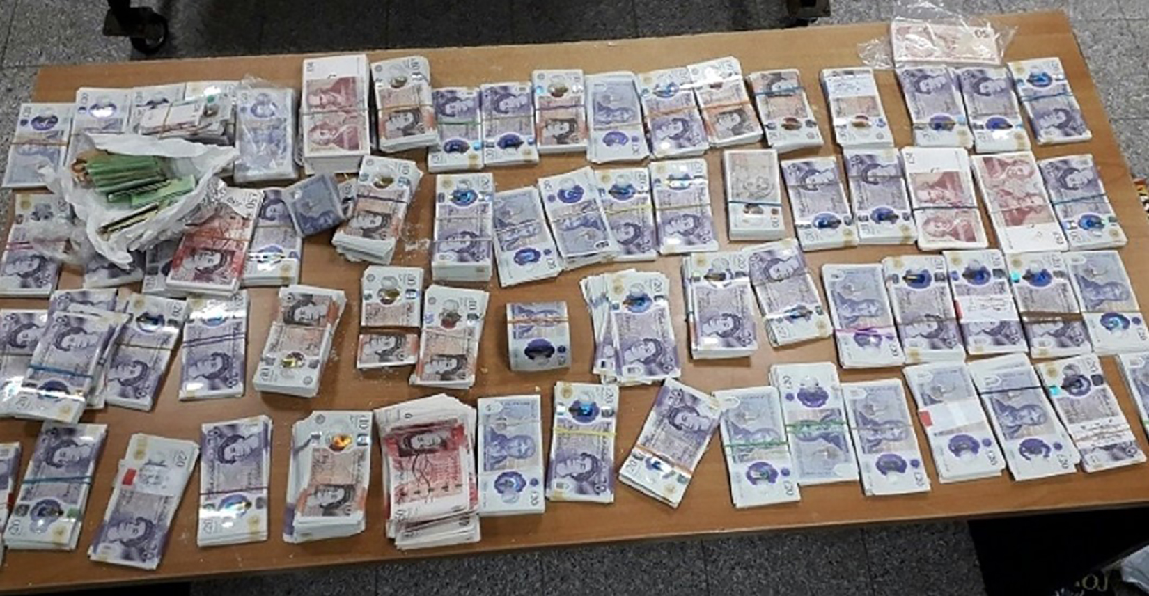 100000 funti u prašku i čipsu