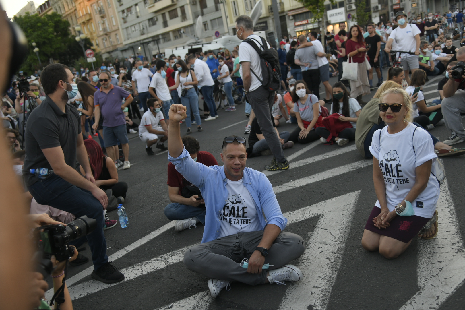 Beograd 09.07.2020. Petar Djurić, Ćale ovo je za tebe. Protest, treći dan, demonstracije, Skupština Srbije, sedenje, mirni protest, ne nasedaj, sedi Foto: Nemanja Jovnović/Nova.rs