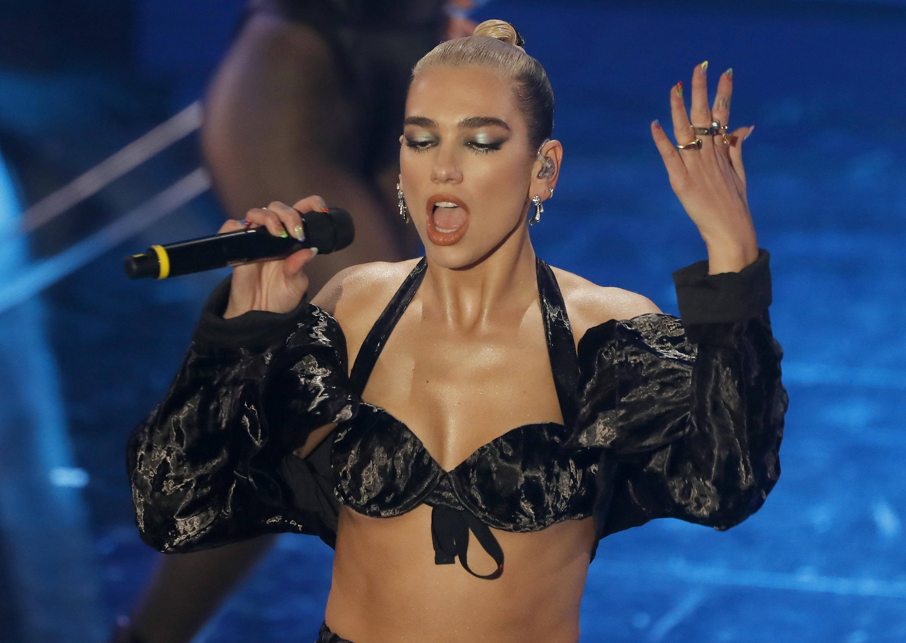 Dua Lipa epa08201326 British singer Dua Lipa performs on stage at the Ariston theatre during the 70th Sanremo Italian Song Festival, Sanremo, Italy, 07 February 2020. The festival runs from 04 to 08 February.  EPA-EFE/RICCARDO ANTIMIANI