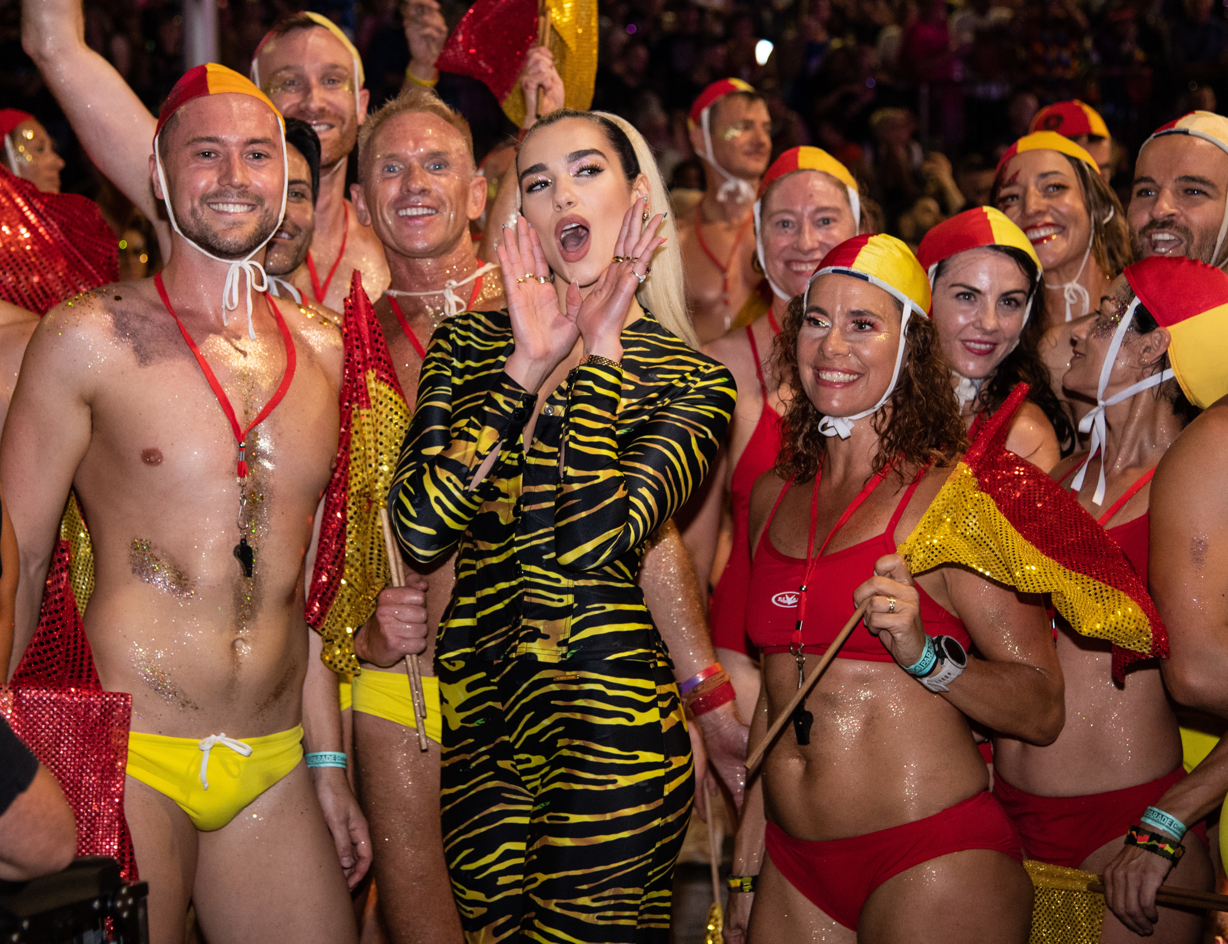 Dua Lipa epa08258302 British singer Dua Lipa (C) participates in the 42nd annual Gay and Lesbian Mardi Gras parade in Sydney, Australia, 29 February 2020.  EPA-EFE/JAMES GOURLEY AUSTRALIA AND NEW ZEALAND OUT