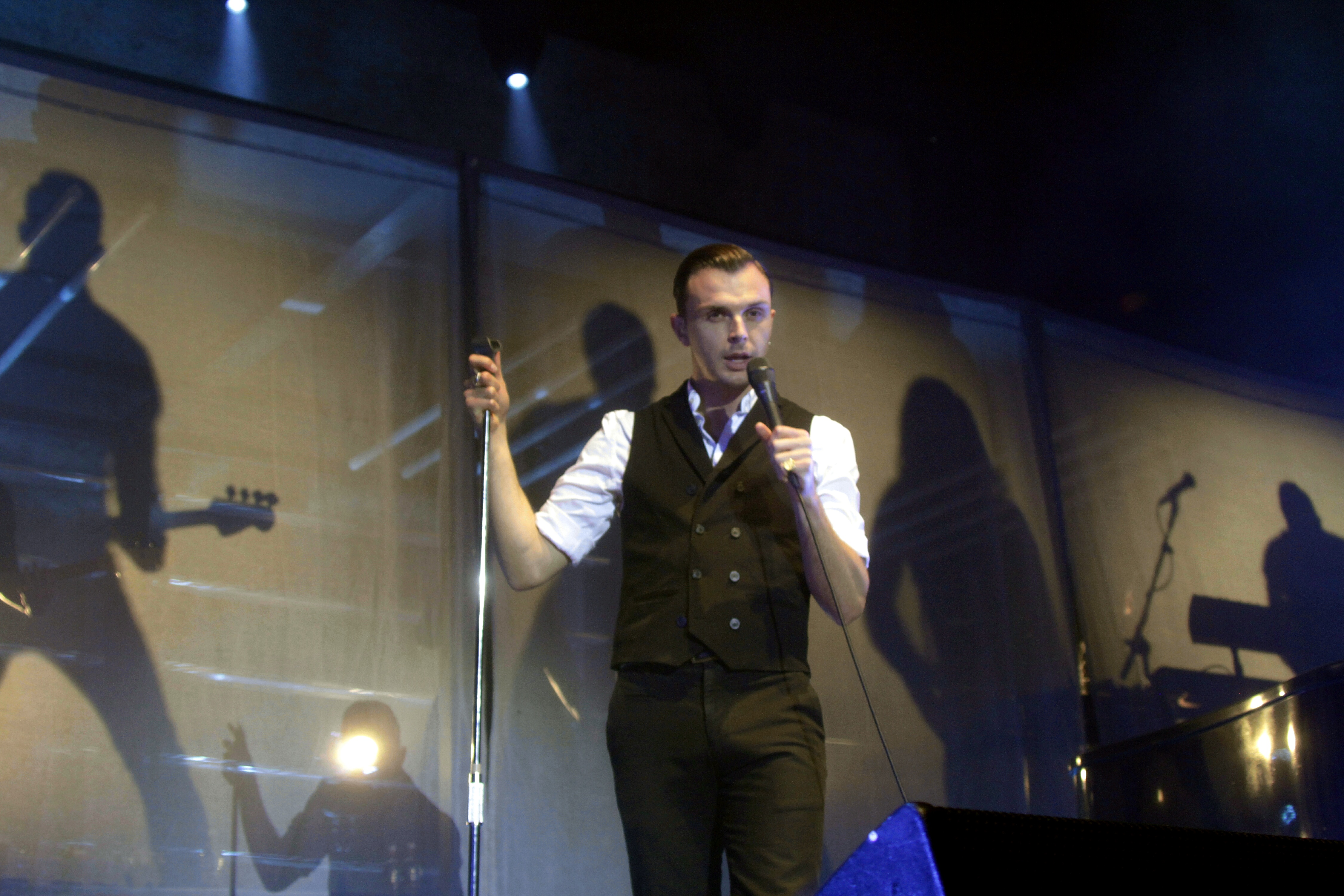 epa05189616 Lead singer of English synthpop duo Hurts, Theo Hutchcraft, performs during a concert at Arena Riga stage, in Riga, Latvia, 01 March 2016.  EPA/VALDA KALNINA