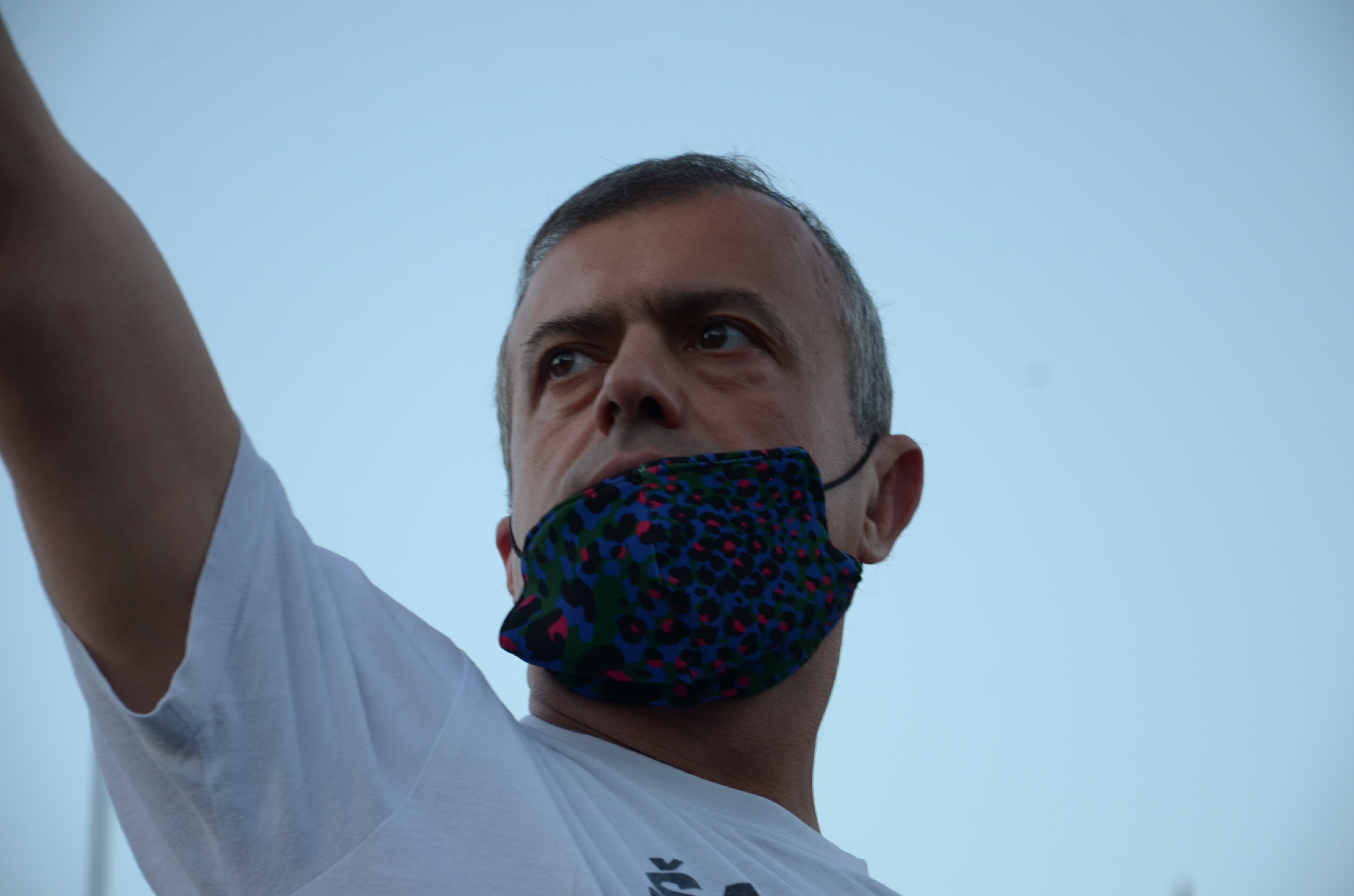 Beograd 09.07.2020. Protest, treći dan, demonstracije, Skupština Srbije, sedenje, mirni protest, ne nasedaj, sedi dole, Sergej Trifunović Foto: Tamara Marković/Nova.rs
