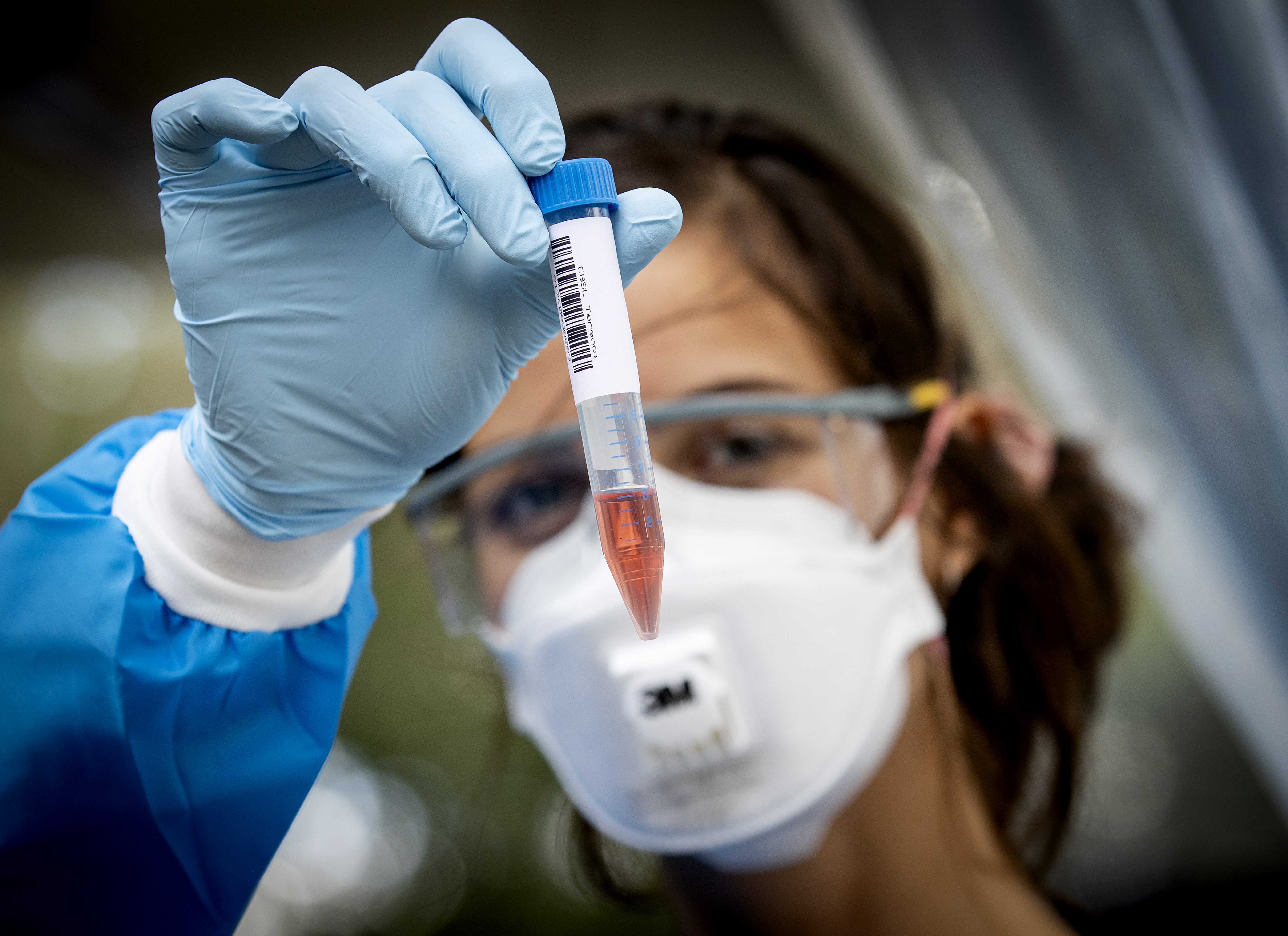 epa08694027 An employee of the GGD Gooi en Vechtstreek takes a corona test in Bussum, the Netherlands, 24 September 2020. Due to the increase in the number of infections, many test locations are overloaded.  EPA-EFE/KOEN VAN WEEL
