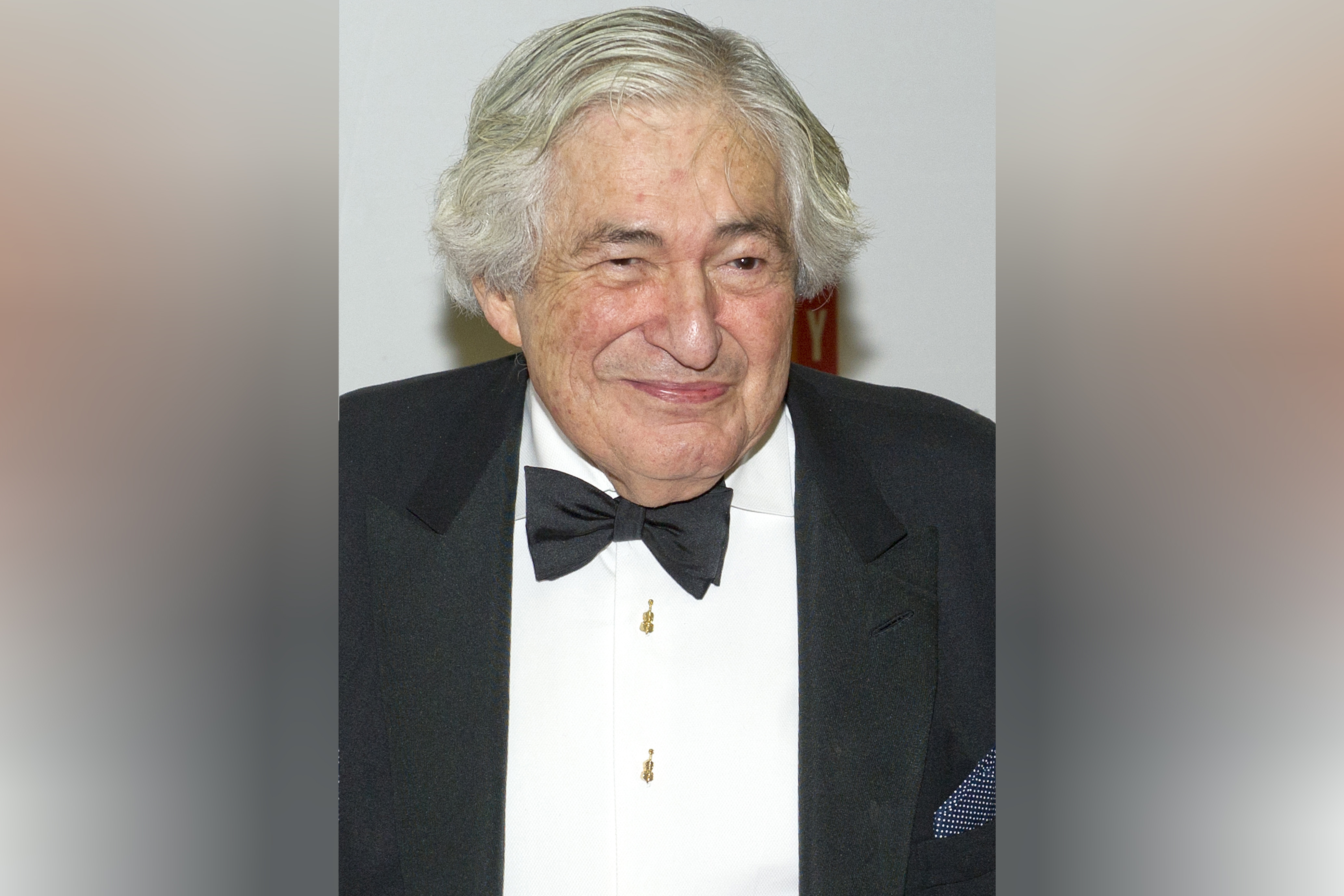 epa04519093 Former World Bank President James D. Wolfensohn arrives for a formal Artist's Dinner hosted by US Secretary of State John Kerry at the US Department of State in Washington, DC, USA, 06 December 2014.  EPA/RON SACHS / POOL