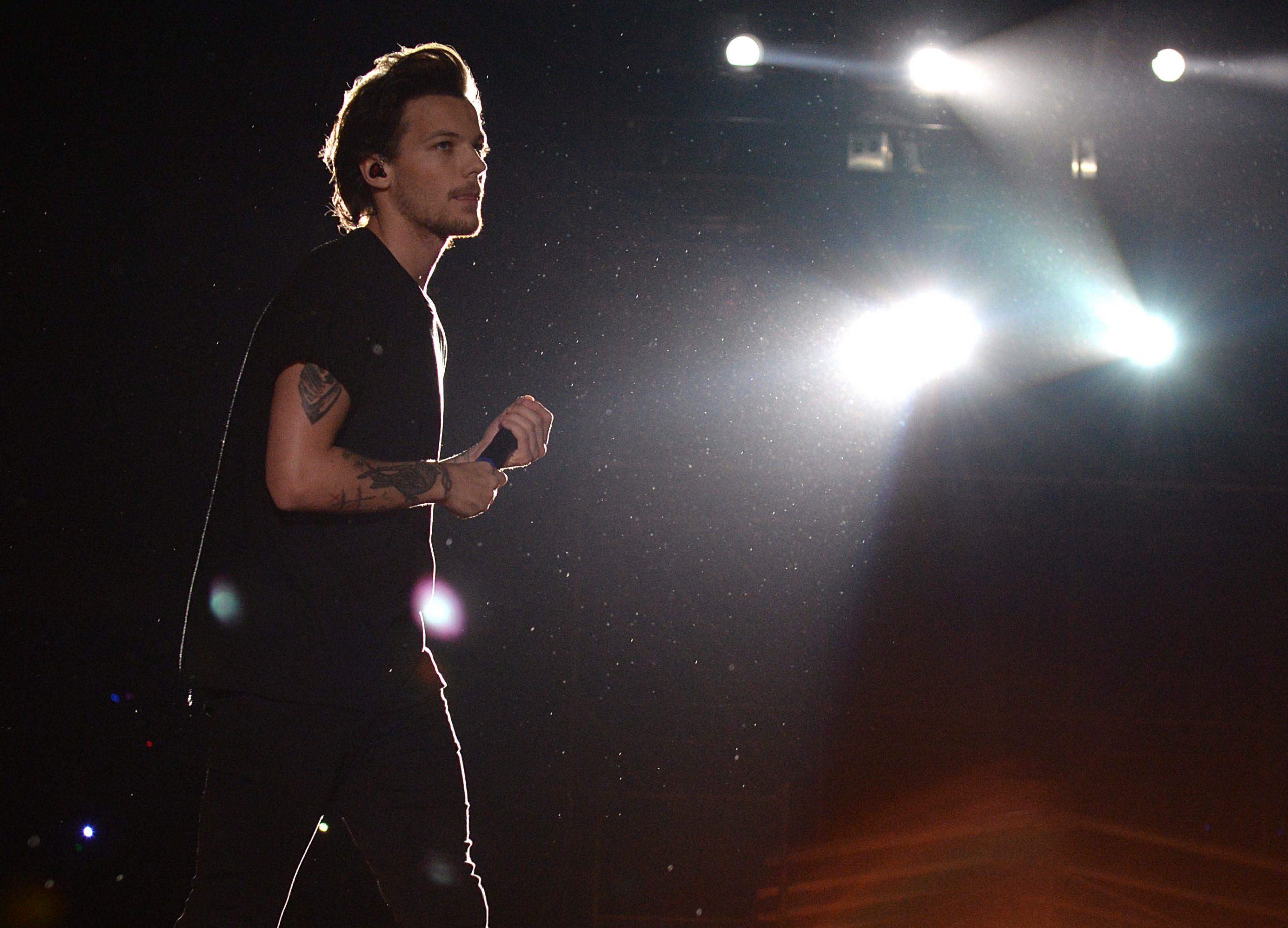 epa04190543 Louis Tomlinson of British pop group One Direction performs at the Velez Sarsfield stadium in Buenos Aires, Argentina, 03 May 2014, during the band´s Latin American tour.  EPA/Laura Bag