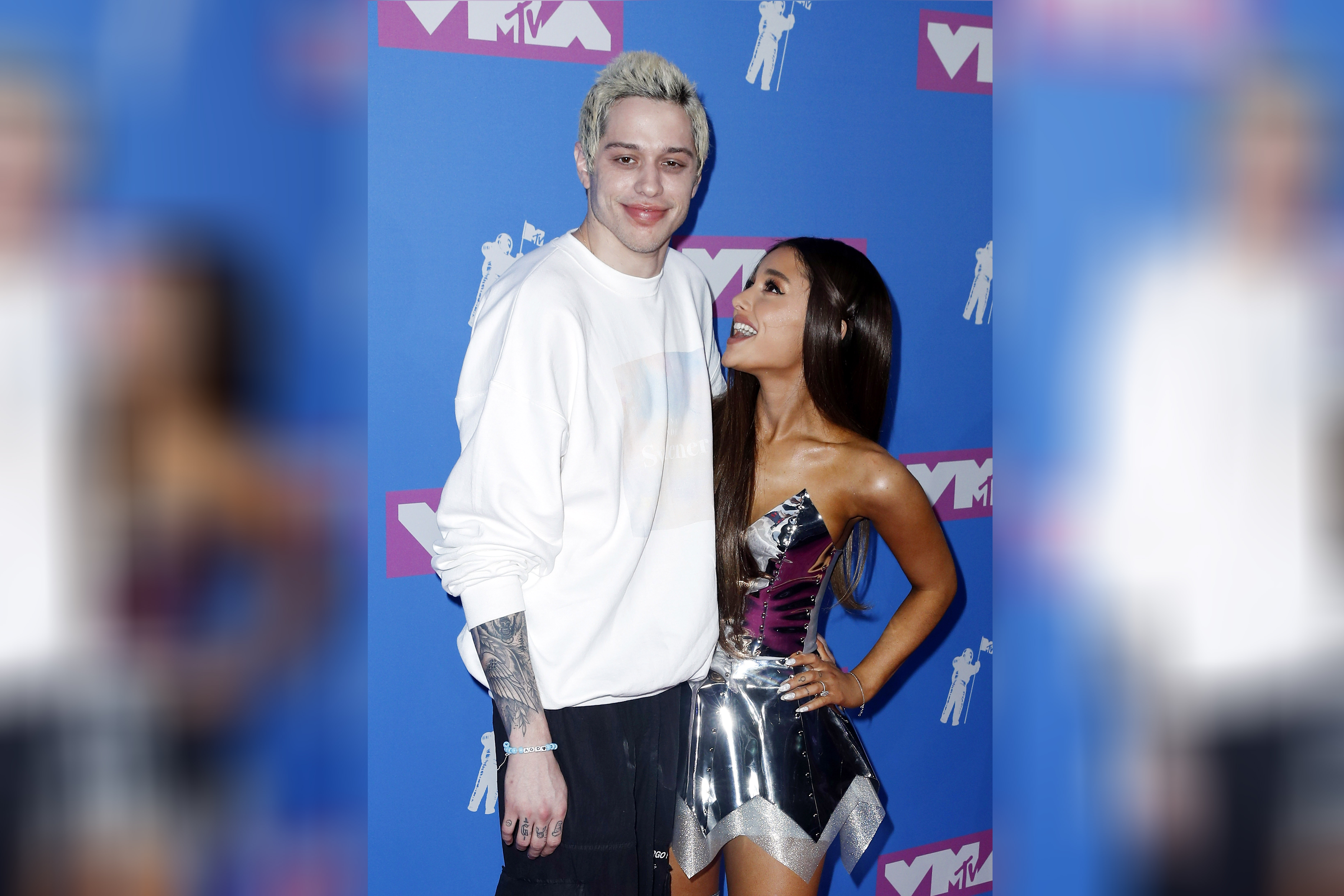 epa06961242 US comedian Pete Davidson and US singer Ariana Grande arrive for the 2018 MTV Video Music Awards at Radio City Music Hall in New York, New York, USA, 20 August 2018.  EPA-EFE/JASON SZENES