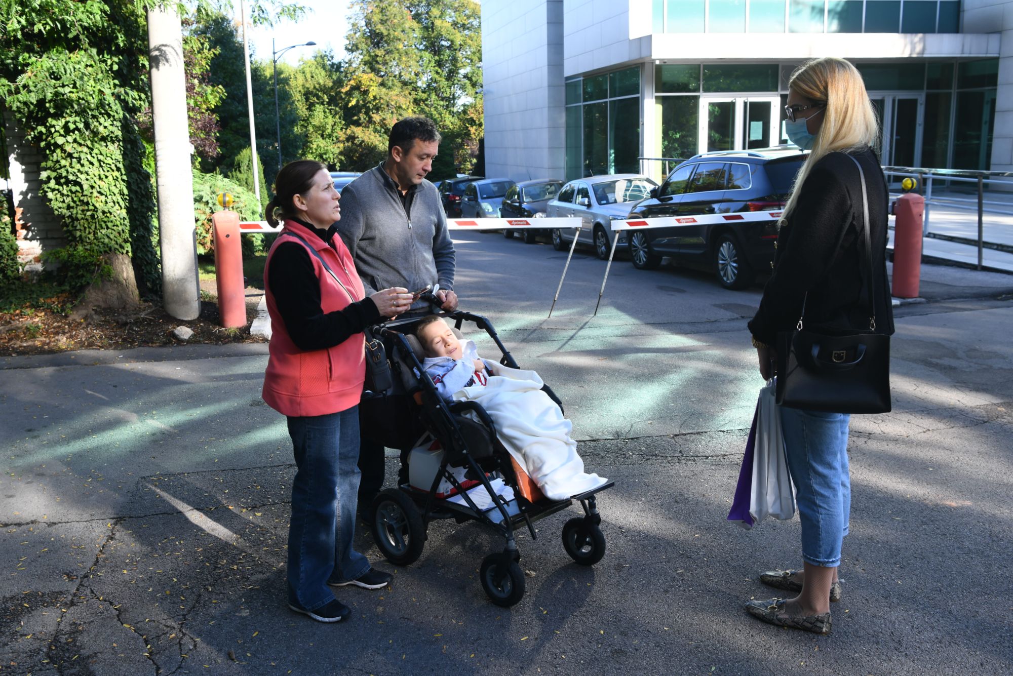 Beograd, 09.10.2020. Protest roditelja bolesne dece ispred RFZO Foto: Goran Srdanov/Nova.rs