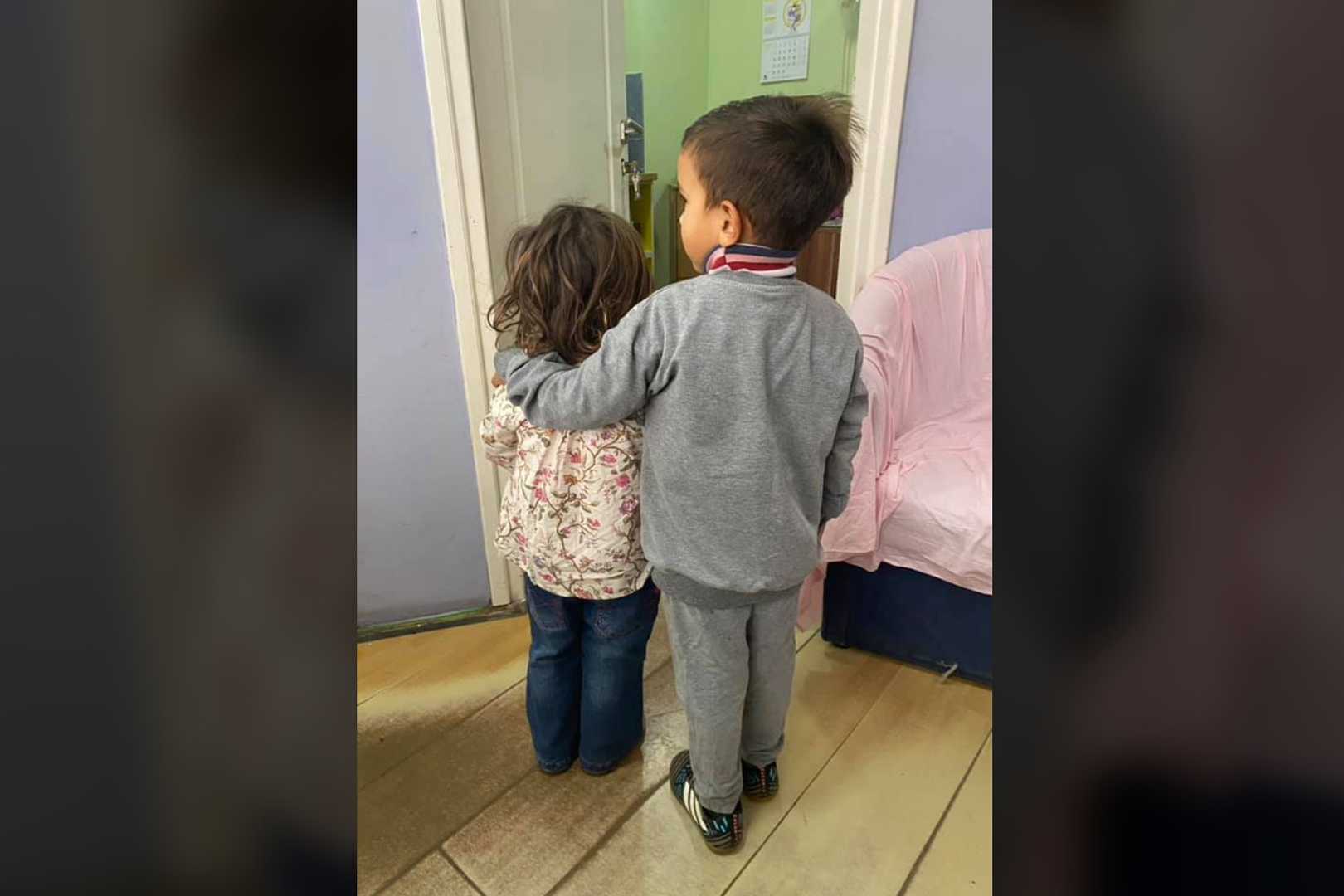 Svratiste Beograd, deca, dvoje dece, zagrljeni, zagrljaj