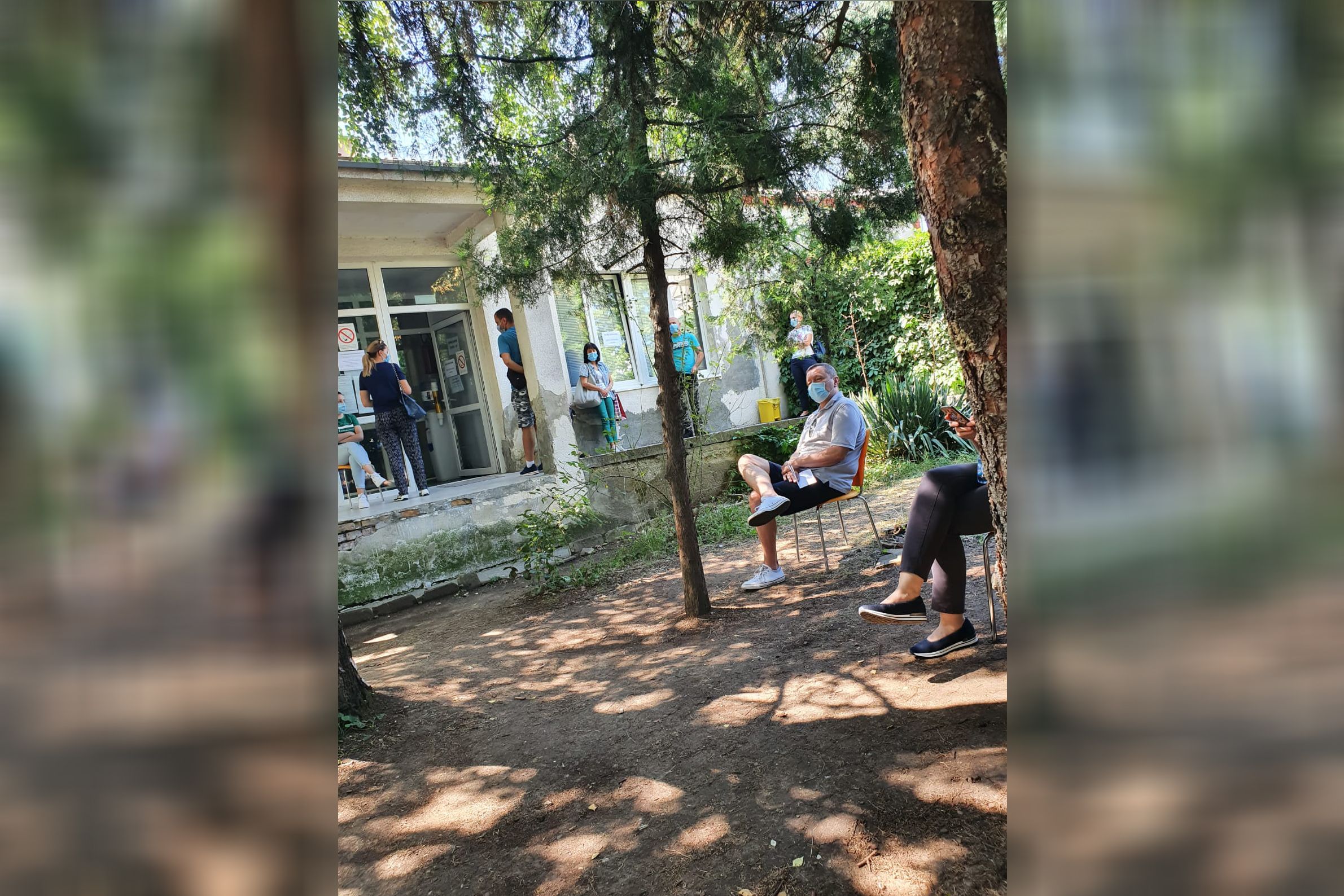 Vladan Dujović ispred kovid ambulante, prosledila Jovana Veljkovic