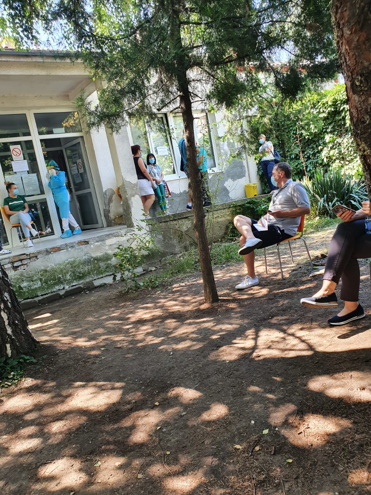 Vladan Dujović ispred kovid ambulante, prosledila Jovana Veljkovic