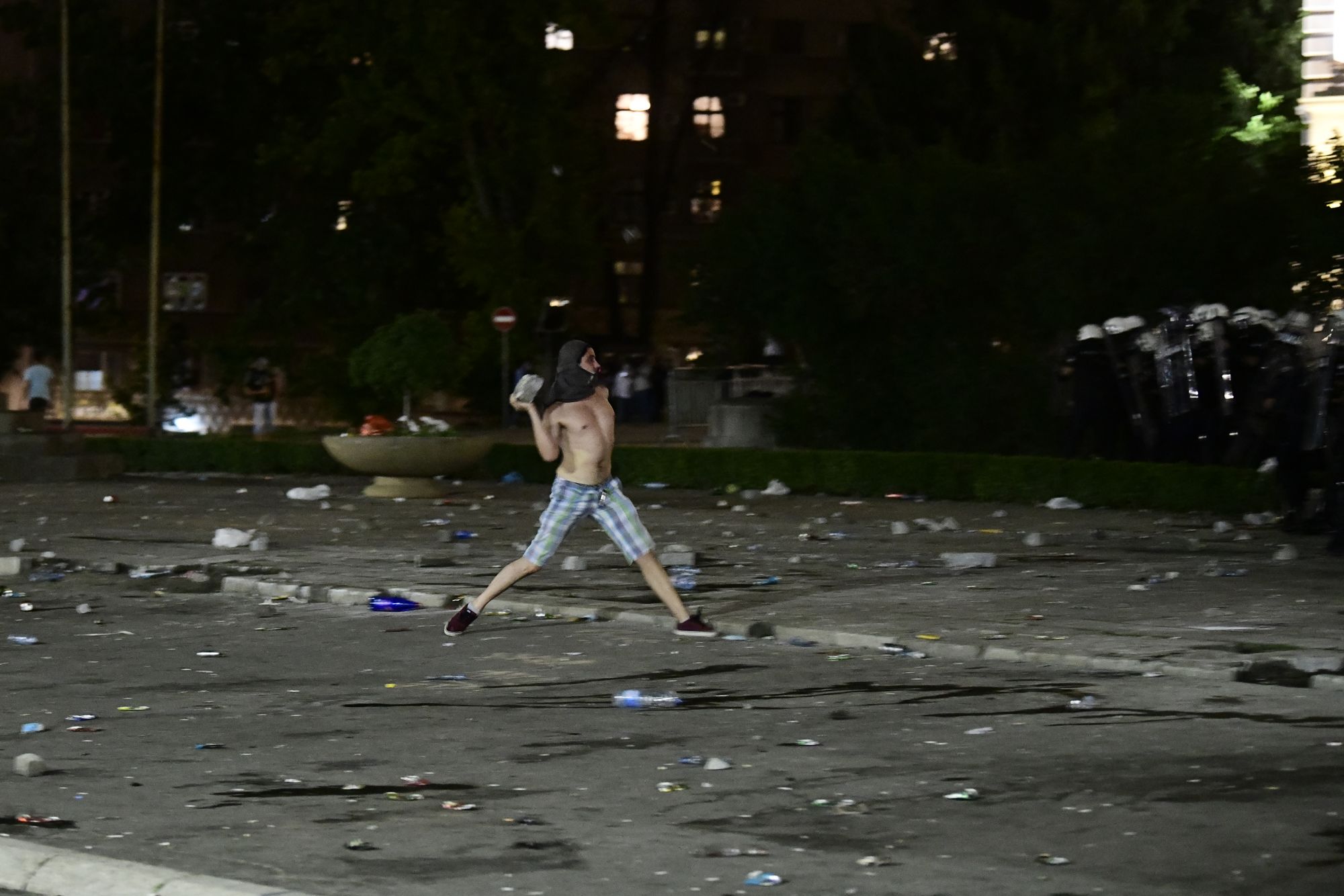 Beograd 10.07.2020. Policija, incident, huligani, huligan, provokator, Skupština Srbije, protest, četvrti dan, 4 dan Foto: Goran Srdanov/Nova.rs