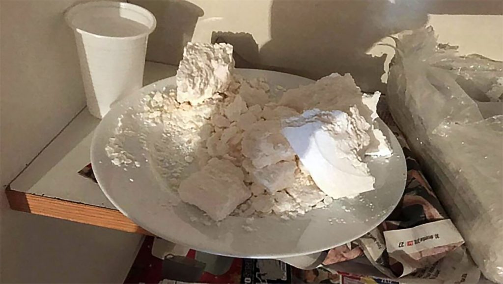 PRIPADNICI Ministarstva unutrašnjih poslova u Beogradu uhapsili su N. Č. (1990) zbog postojanja osnova sumnje da je izvršio krivično delo neovlašćena proizvodnja i stavljanje u promet opojnih droga i tom prilikom zaplenili oko 800 grama kokaina.