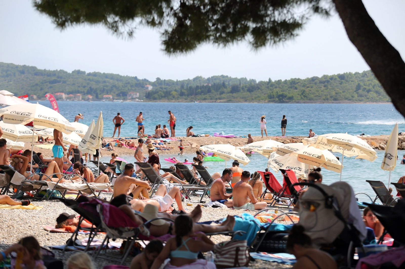 Plaže u Vodicama pune su kupača koji uživaju u sunčanom i toplom danu