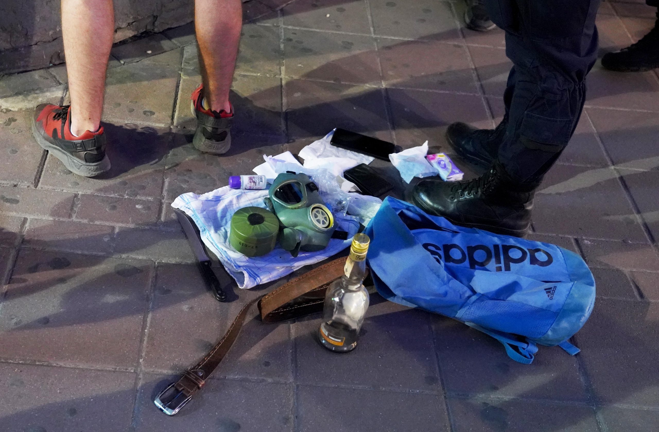 Beograd, 11. jul 2020.- Terazije, intervencija policije. Policija je oduzela Molotovljeve koktele, maske od huligana. FOTO TANJUG/ DRAGAN KUJUNDZIC/ nr