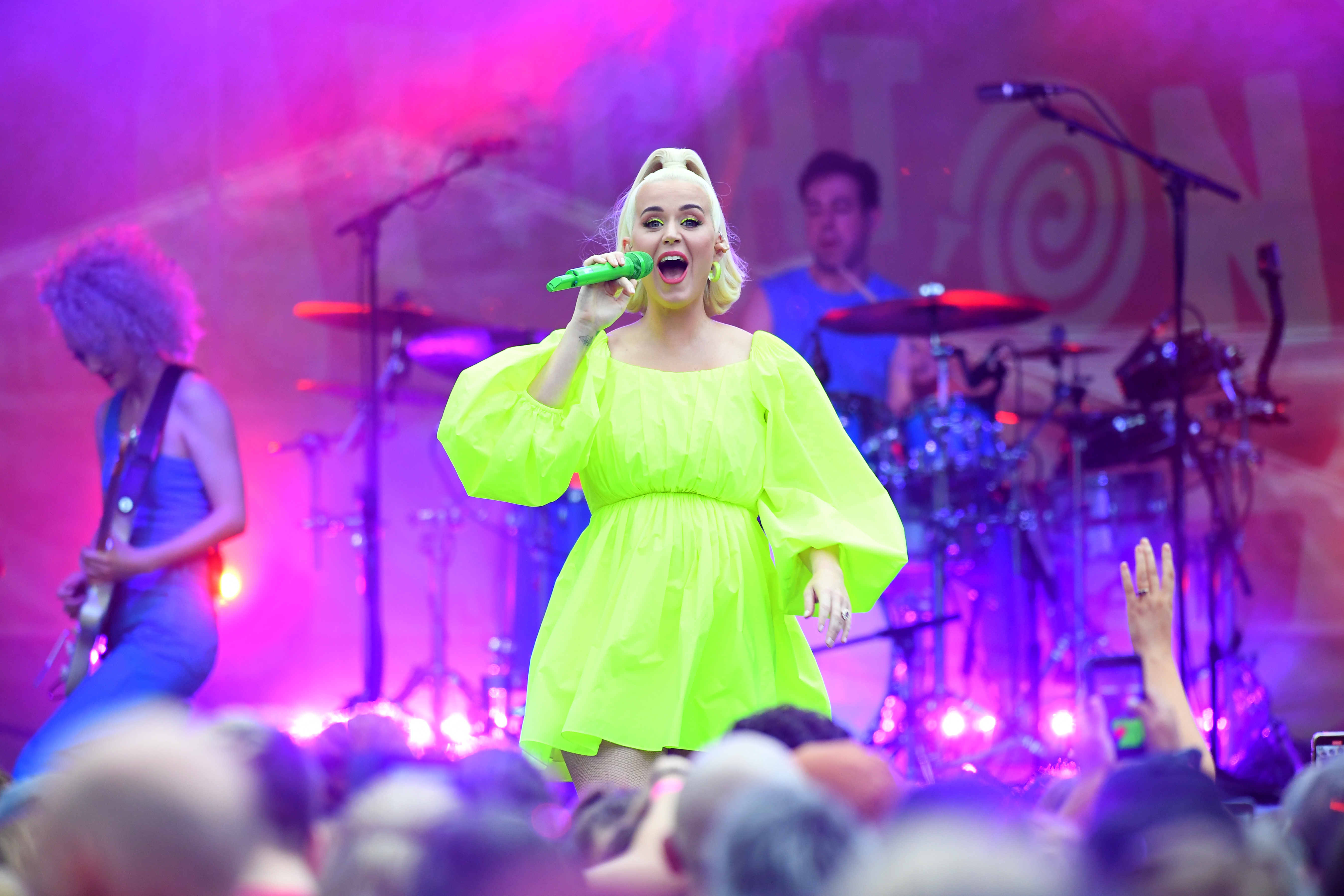 Katy Perry puts on free show for bushfire-affected Victoria's Alpine region